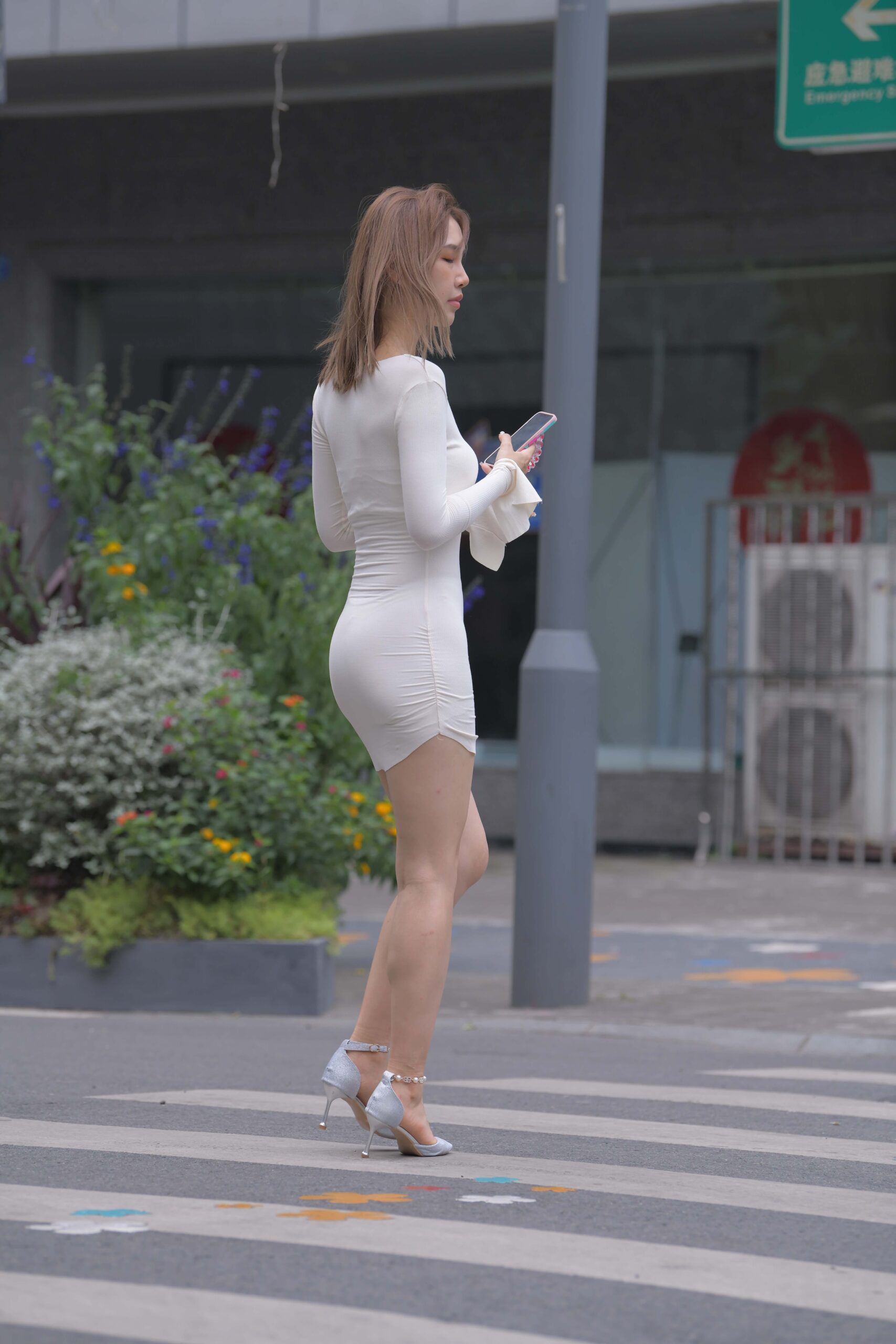 No.5801 一始街拍作品 - 白裙美女 [704P1V-23.9GB]