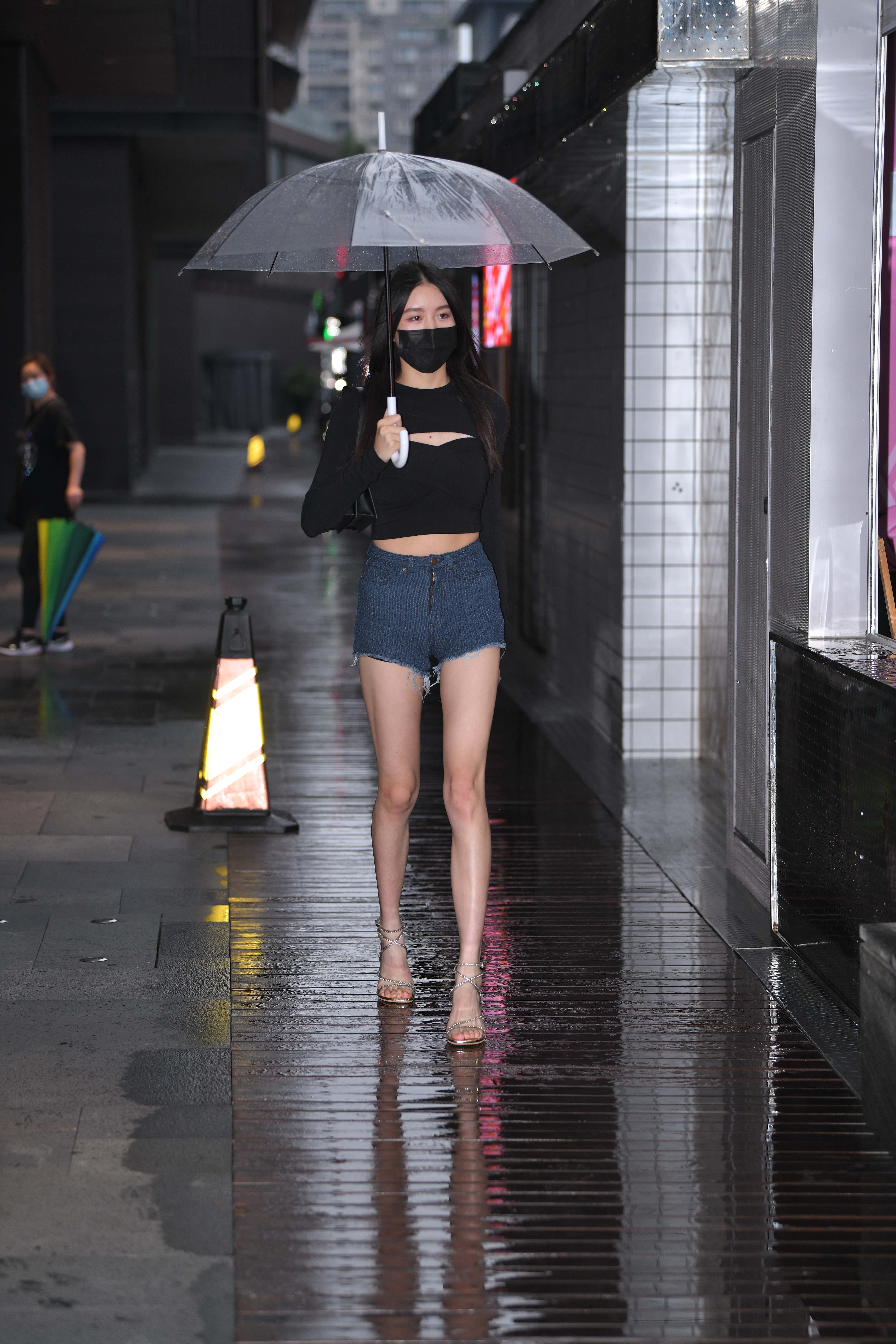 No.5979 夜拍打着伞的小姐姐 [329P6V-8.36GB]