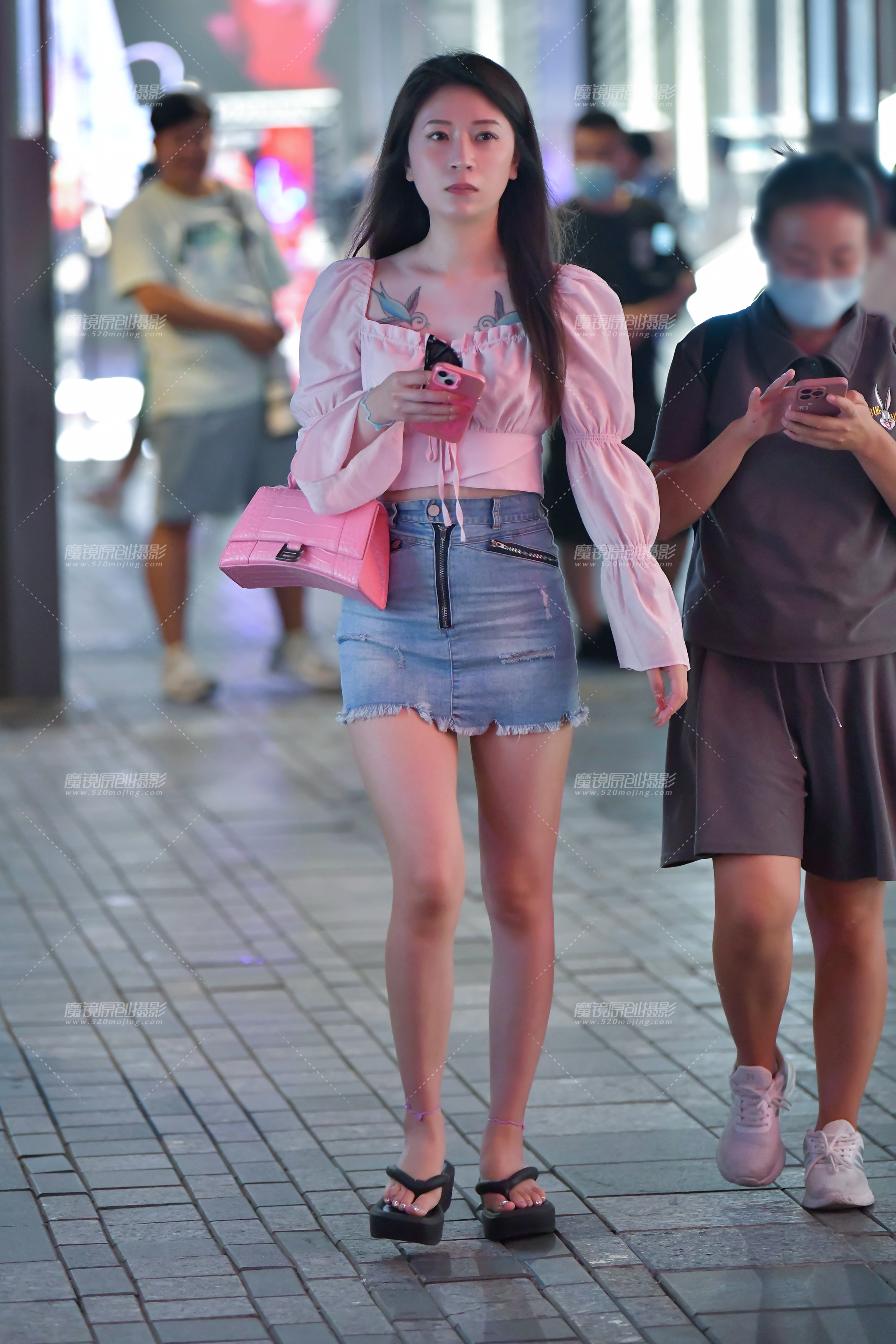 【2023年10月】逛街牛仔裙美女-共10P