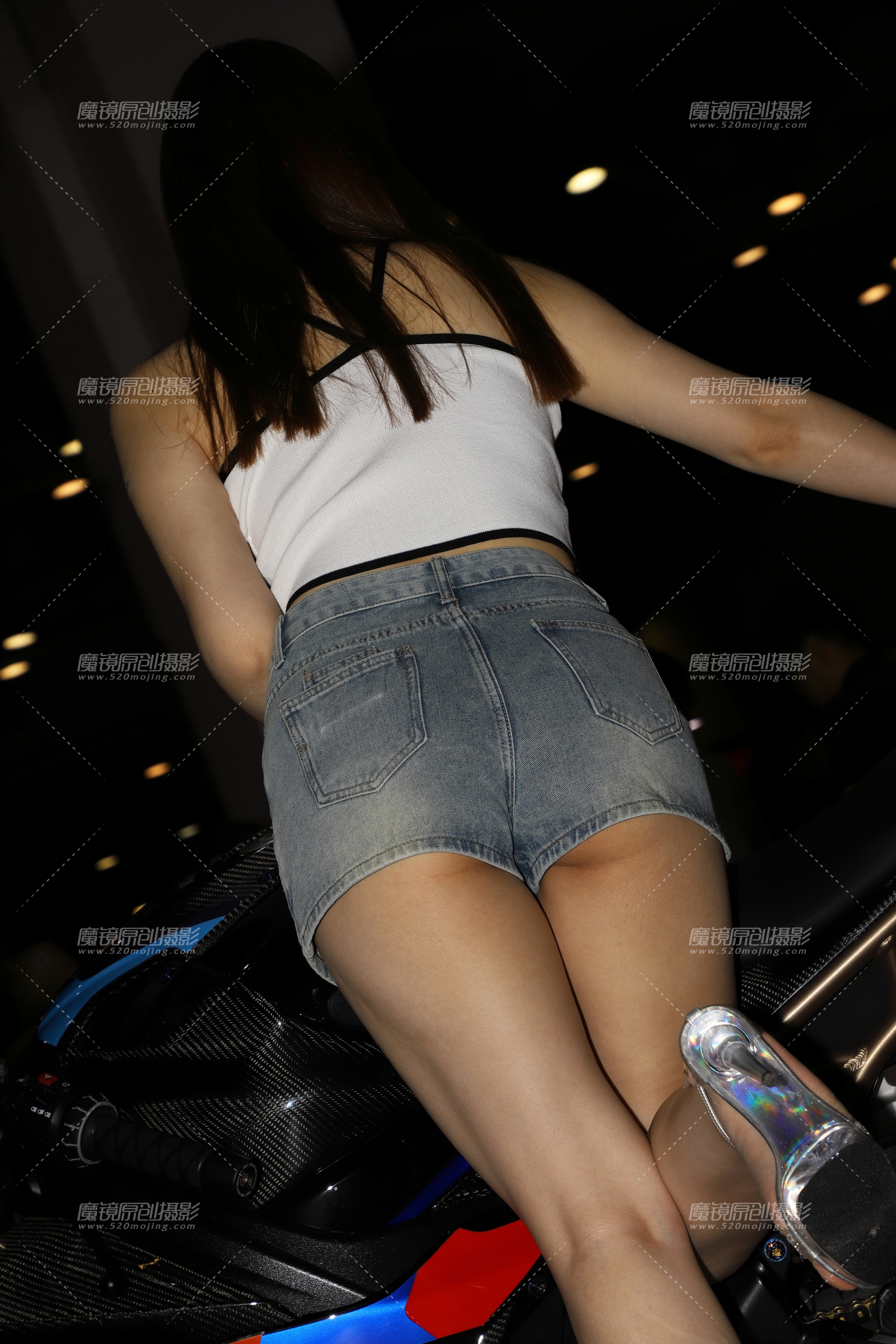 【2023年10月】白色背带T恤_牛仔短裙-共33P