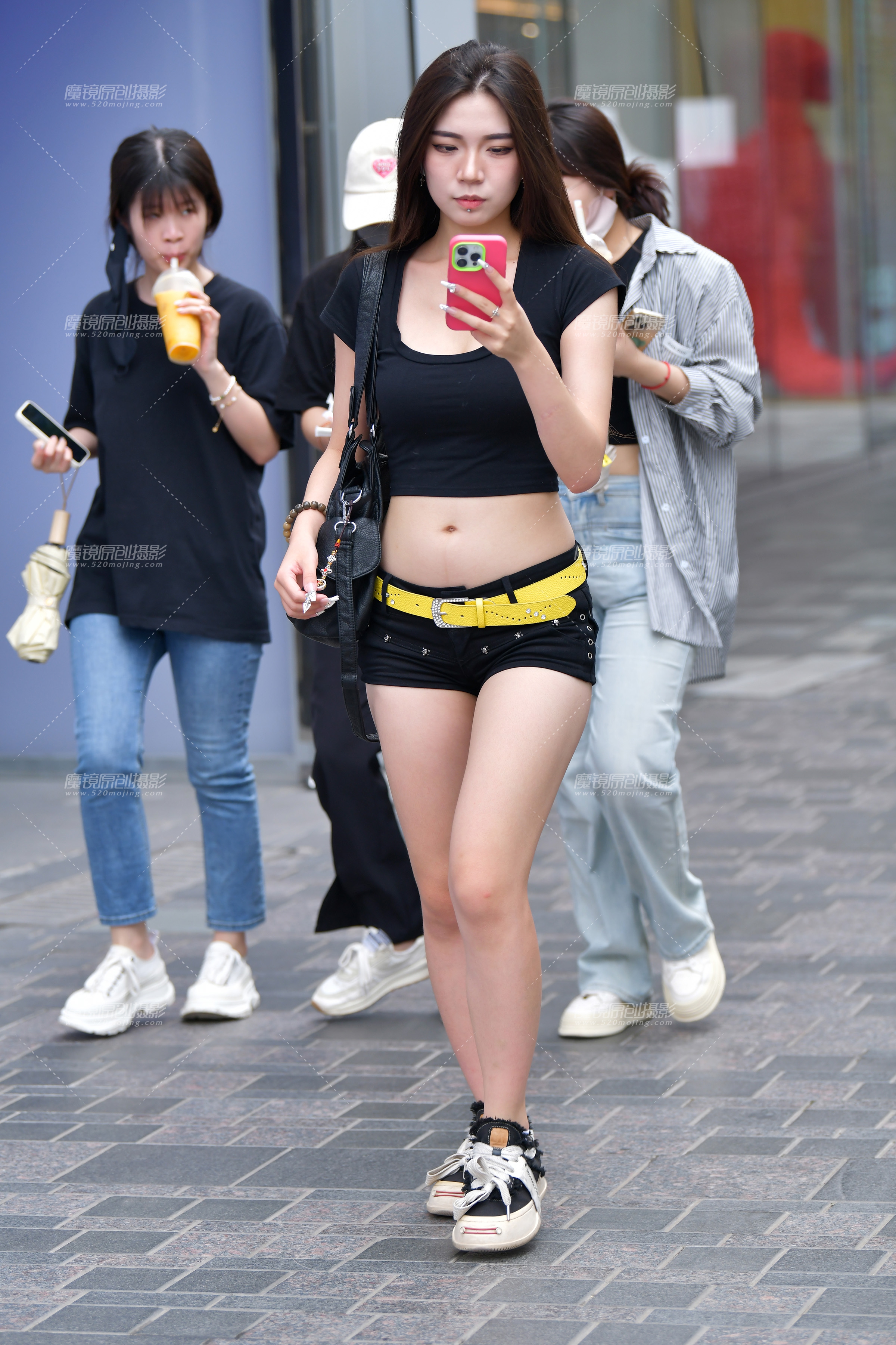 【2023年11月】紧致黑色热裤美女-共22P