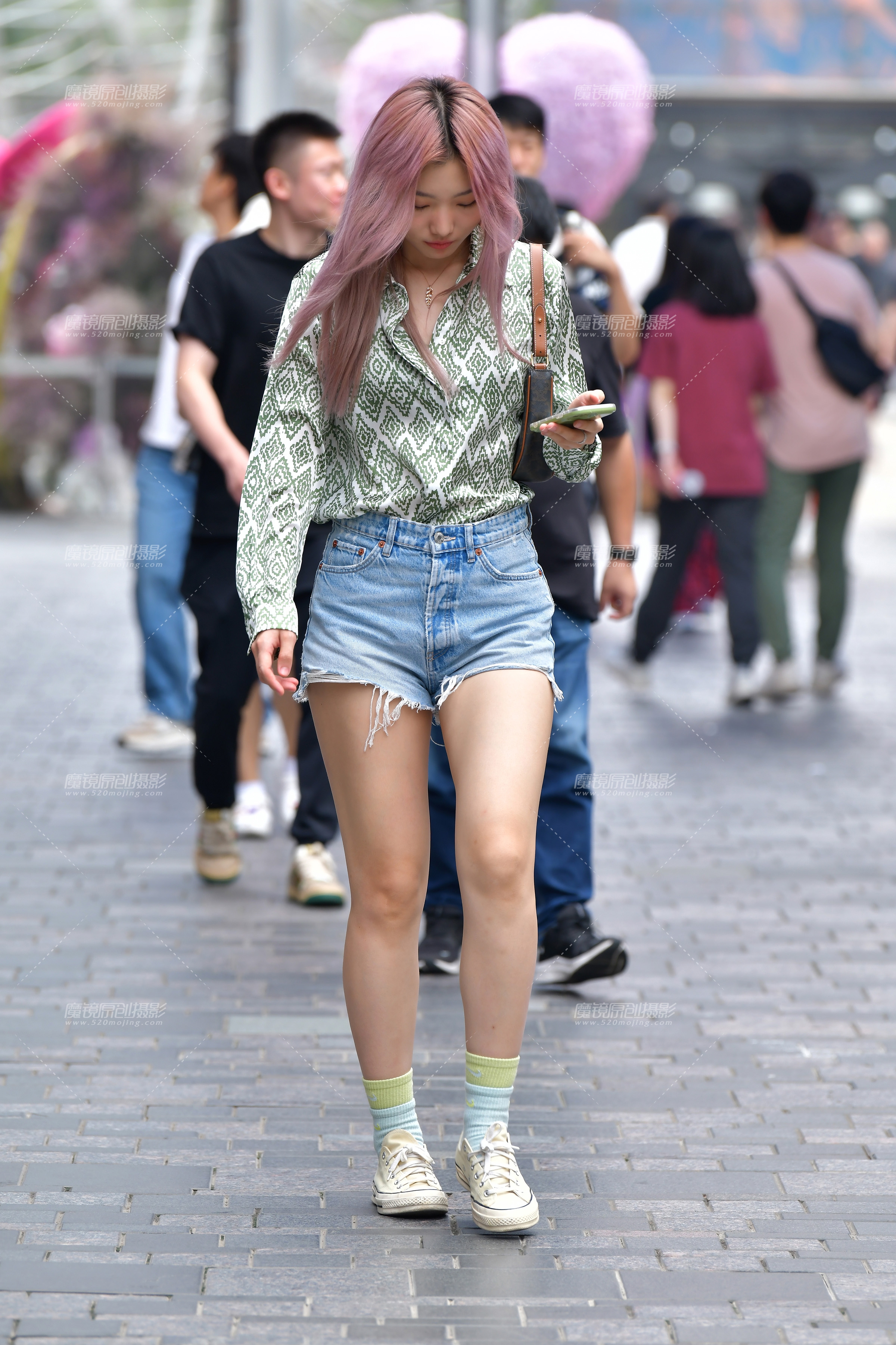 【2023年11月】逛街牛仔热裤美女-共12P