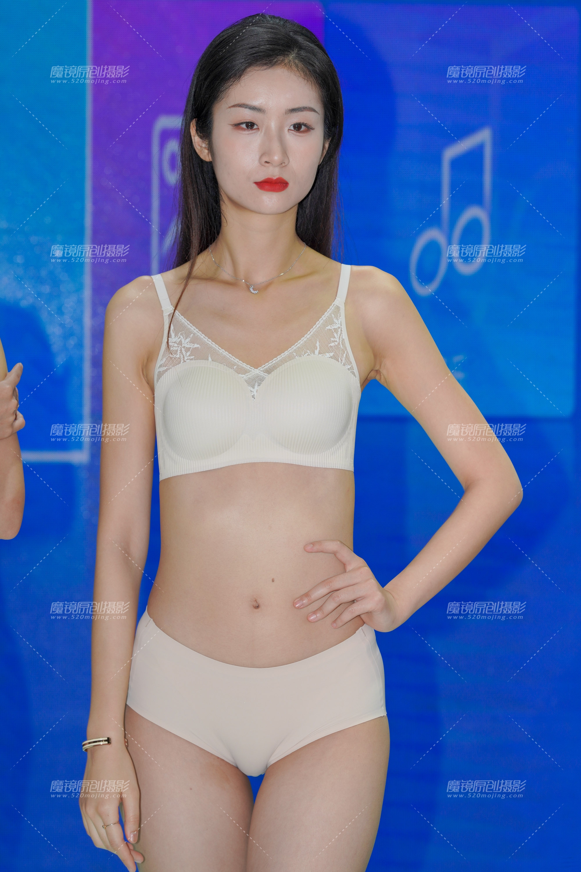 【魔镜滚叔11月街拍】美腿小姐姐-共19P