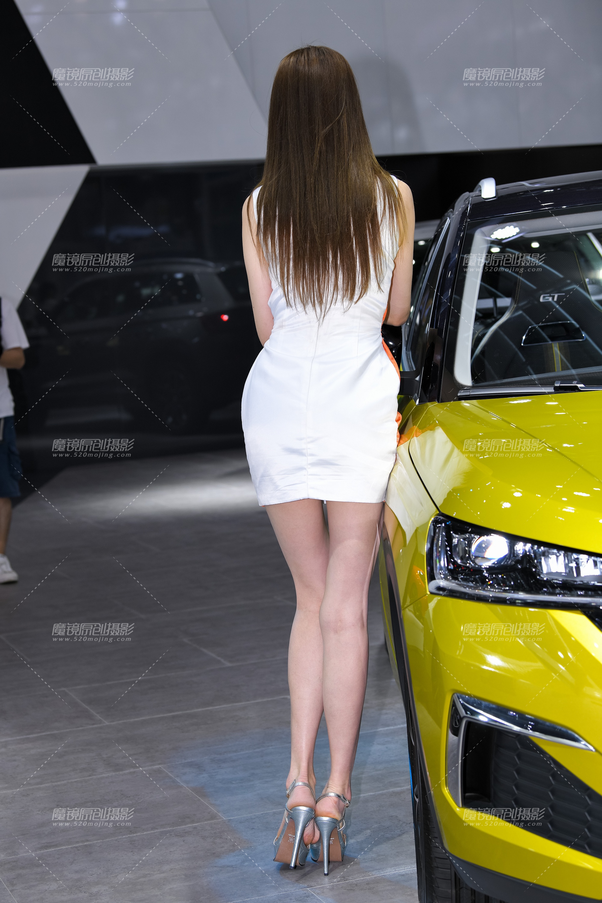 橙白短裙车模-会员可免费下载原图