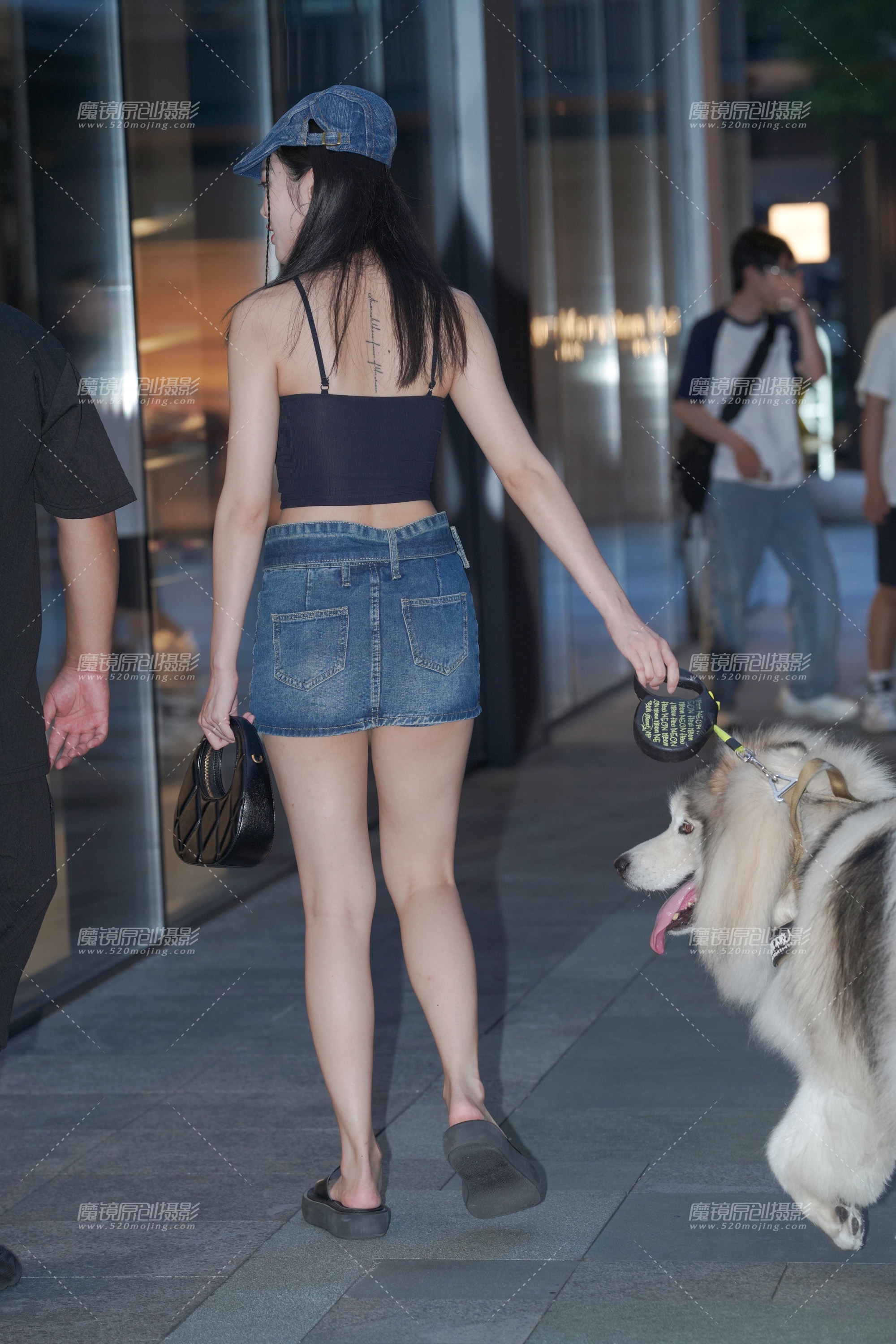 【2024年2月·魔镜滚叔】牛仔裙美眉-10P