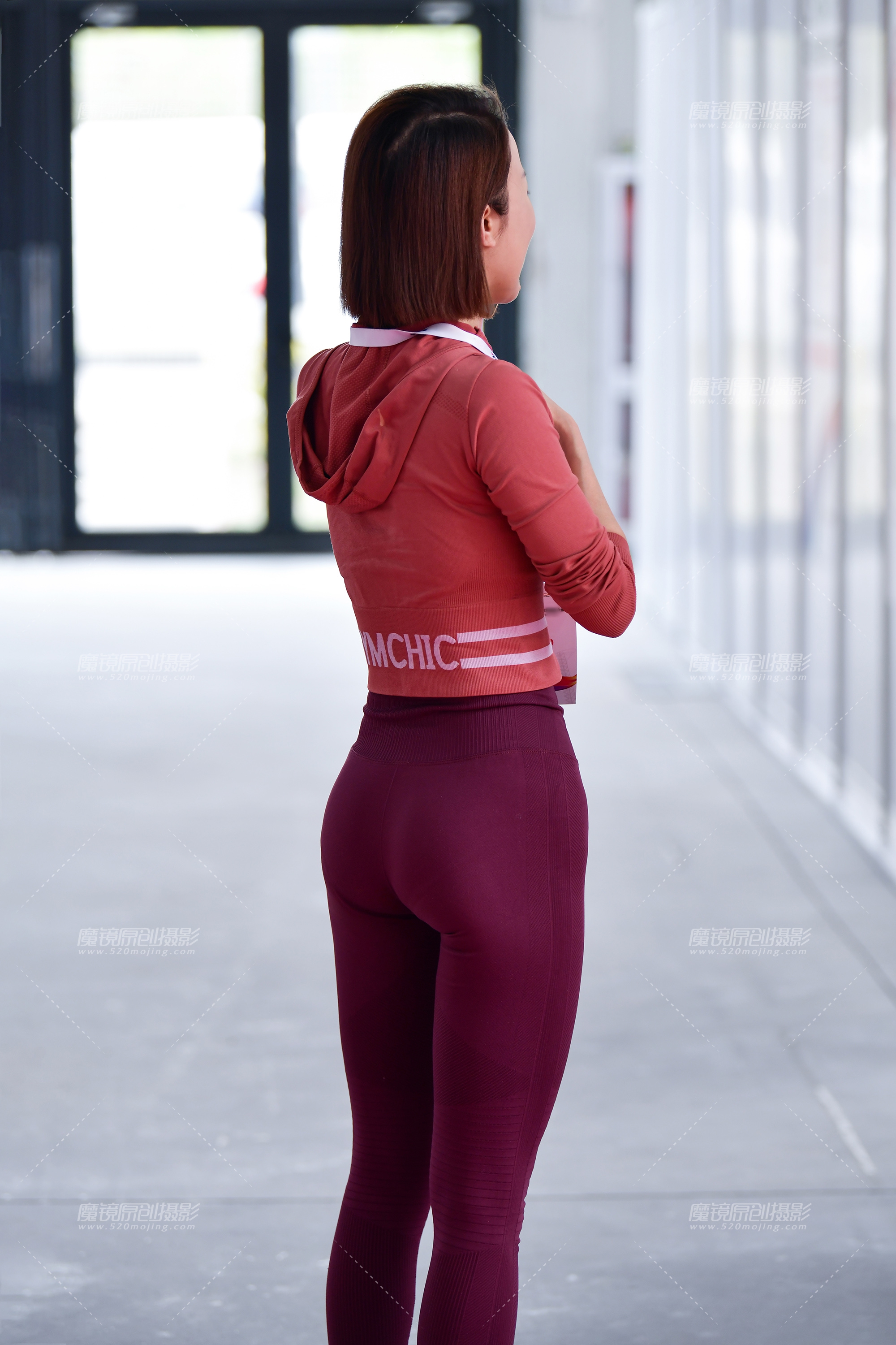 【2024年4月·魔镜滚叔】微笑紧身裤美女-12P