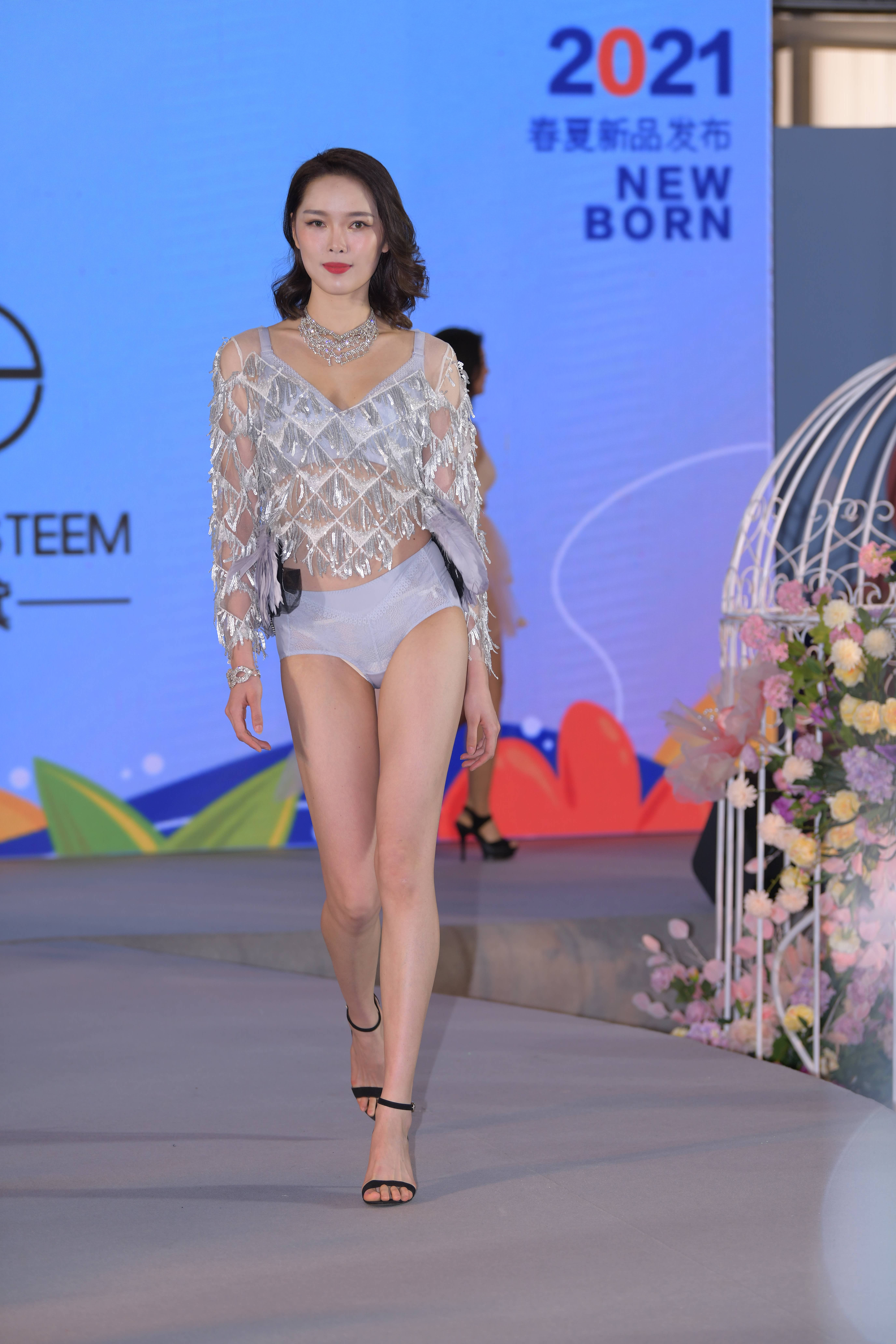 一模两套！全部美美哒-70P 支持在线浏览