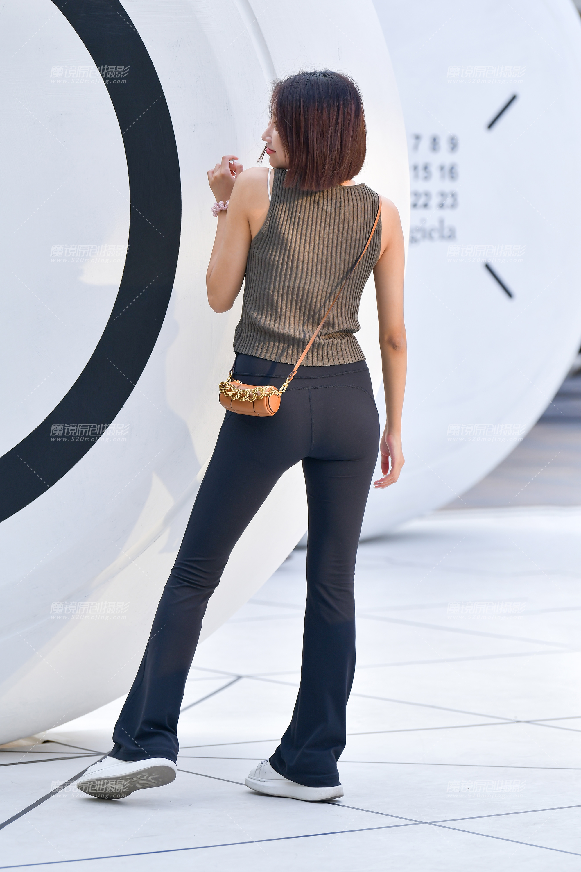 【2024年4月·魔镜滚叔】甜美拍照紧身裤美女-25P