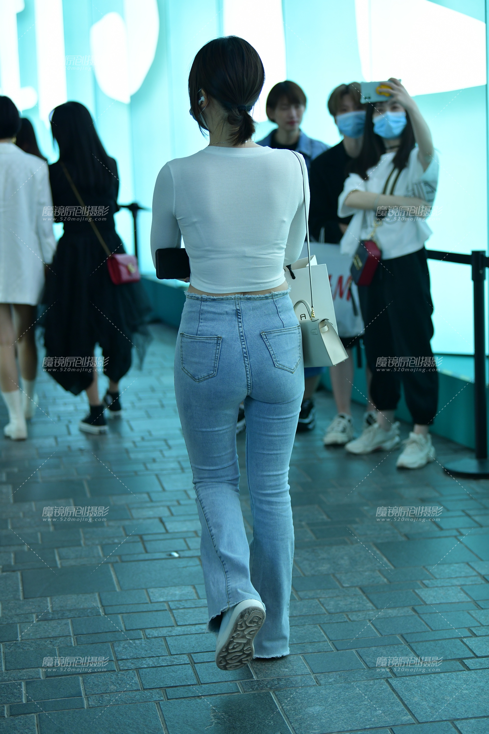 【2024年4月·魔镜滚叔】浅蓝色紧身牛仔裤美女-8P