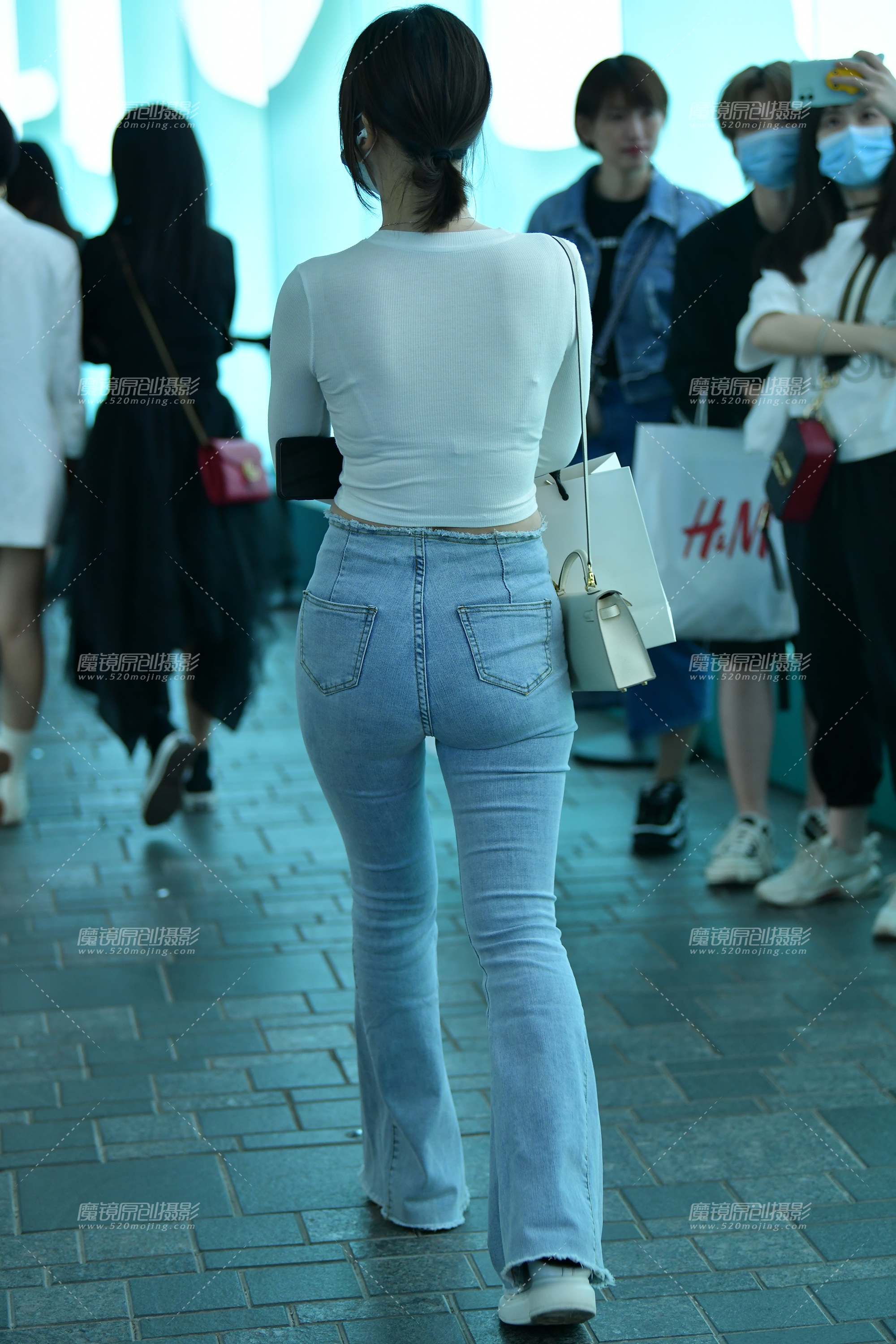 【2024年4月·魔镜滚叔】浅蓝色紧身牛仔裤美女-8P