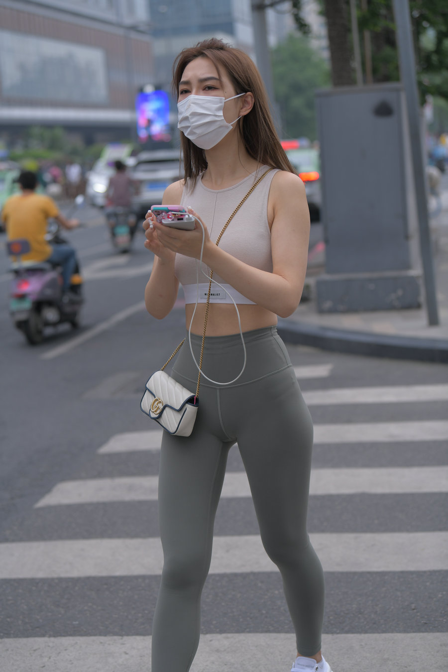 No.6800 一始街拍作品 - 灰绿色瑜伽裤美女 [835P1V-27.2GB]