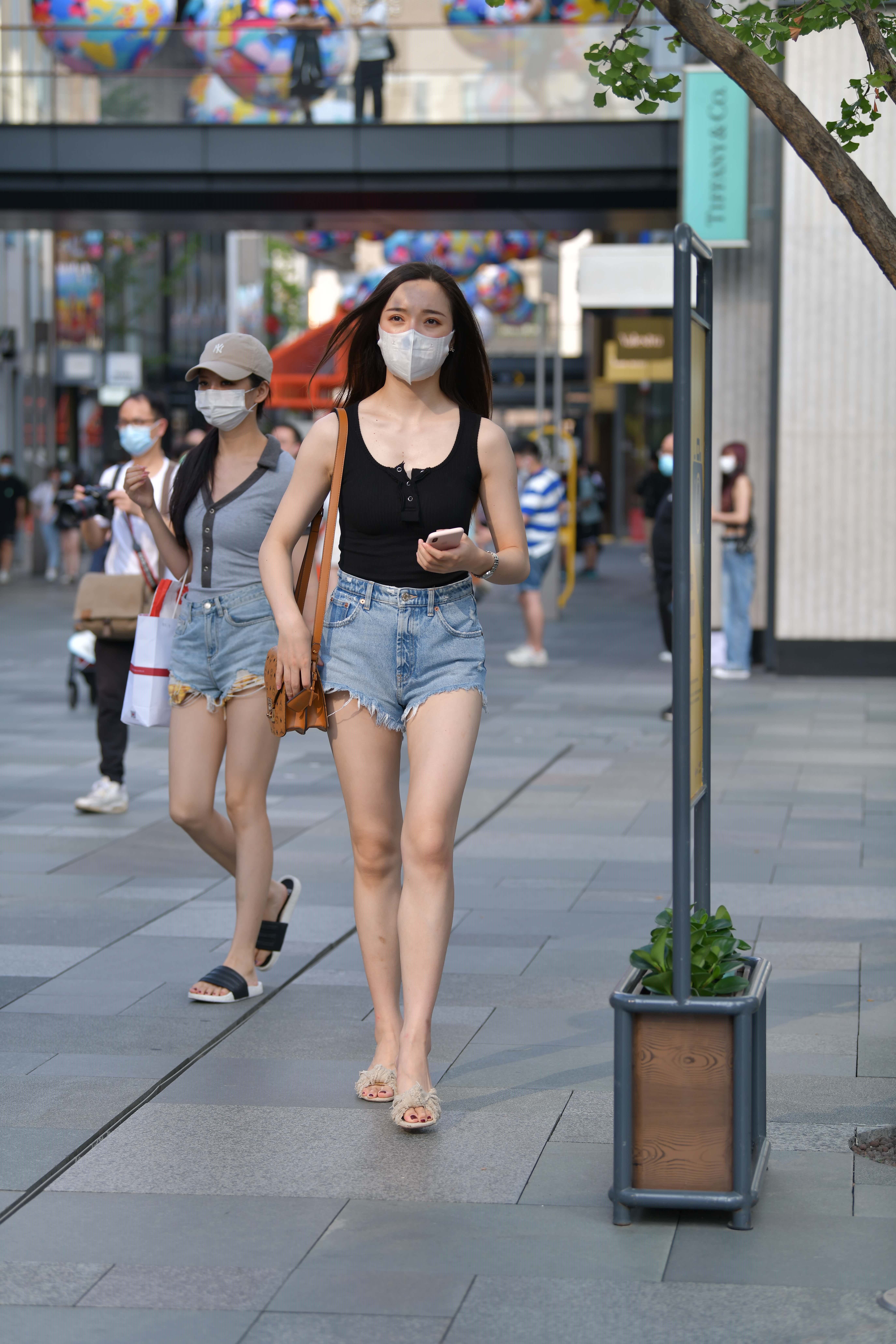 210125白皙热裤长腿美女