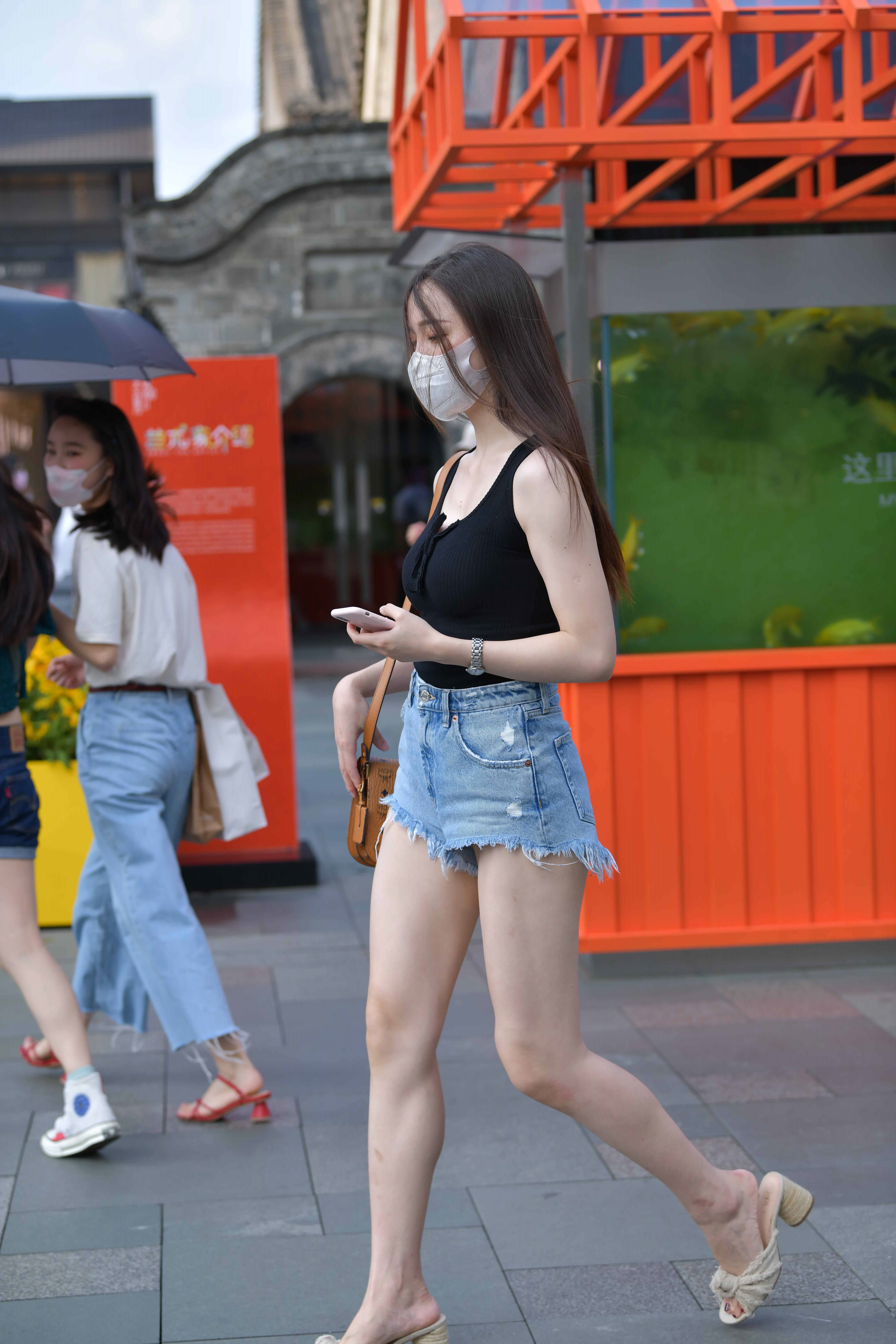 210125白皙热裤长腿美女