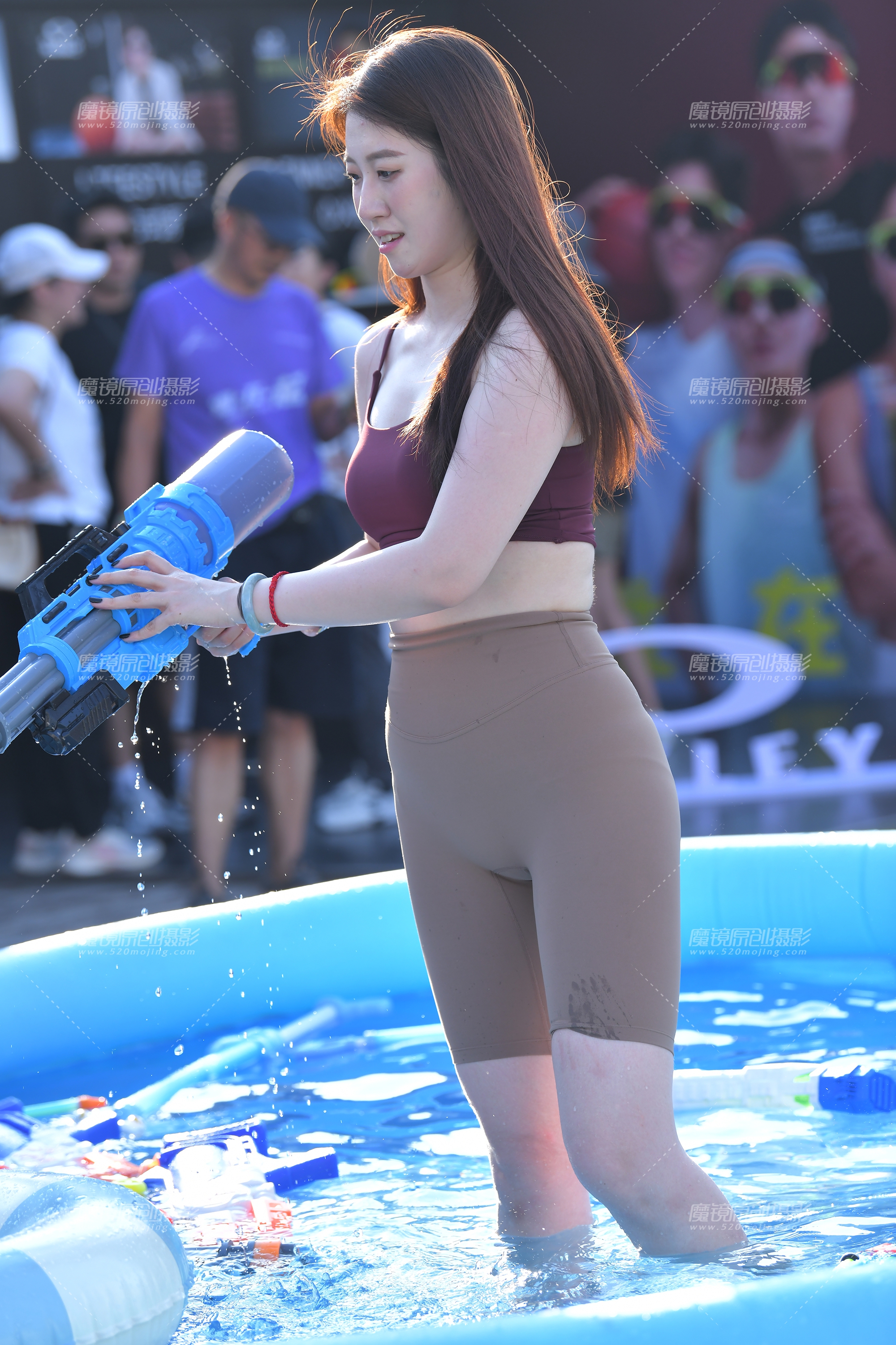 【2024年9月·魔镜滚叔】玩水枪的紧身裤-16P