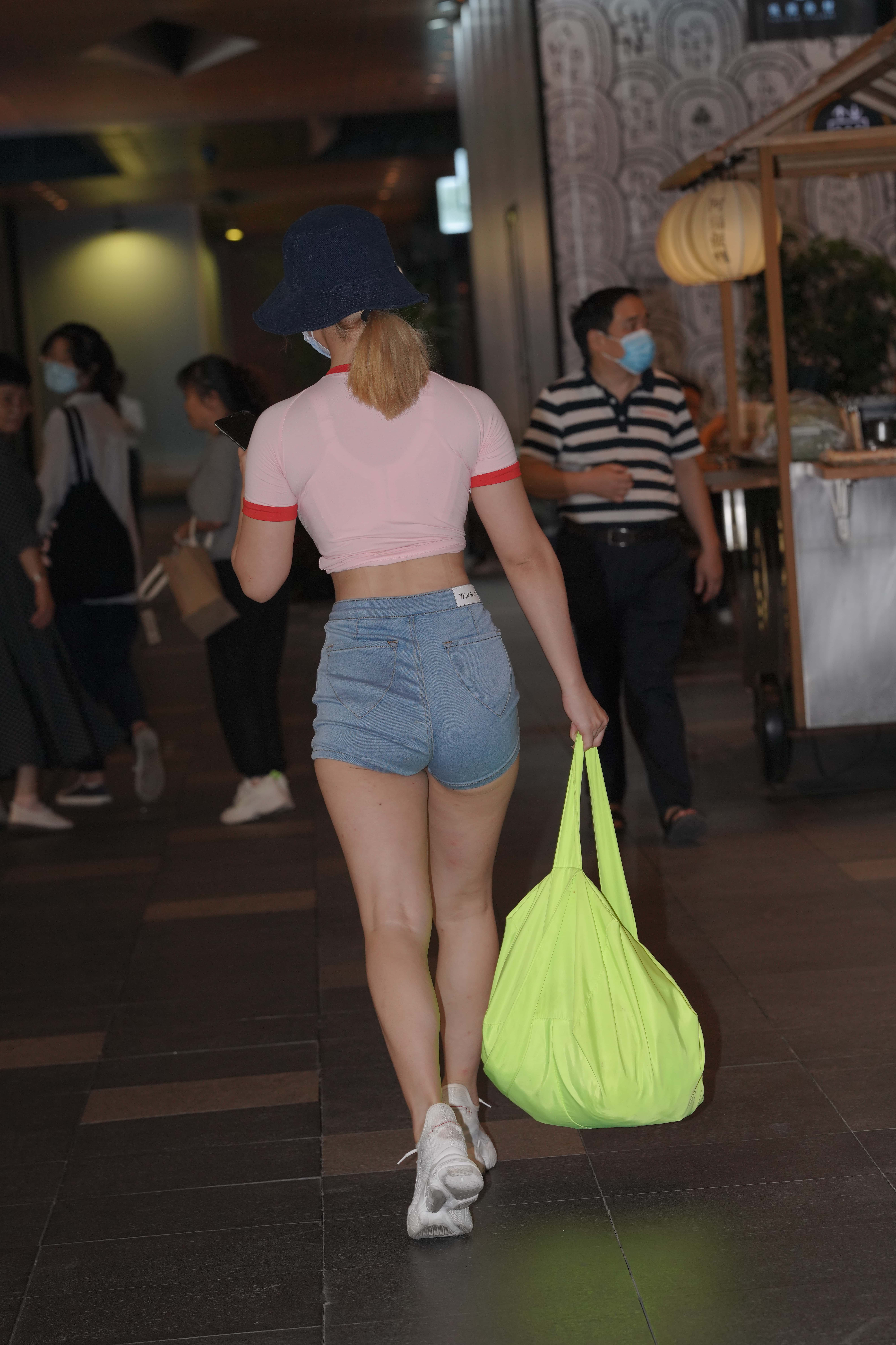 No.7530 蓝色热裤翘臀美胸小蛮腰 [52P1V-864MB]
