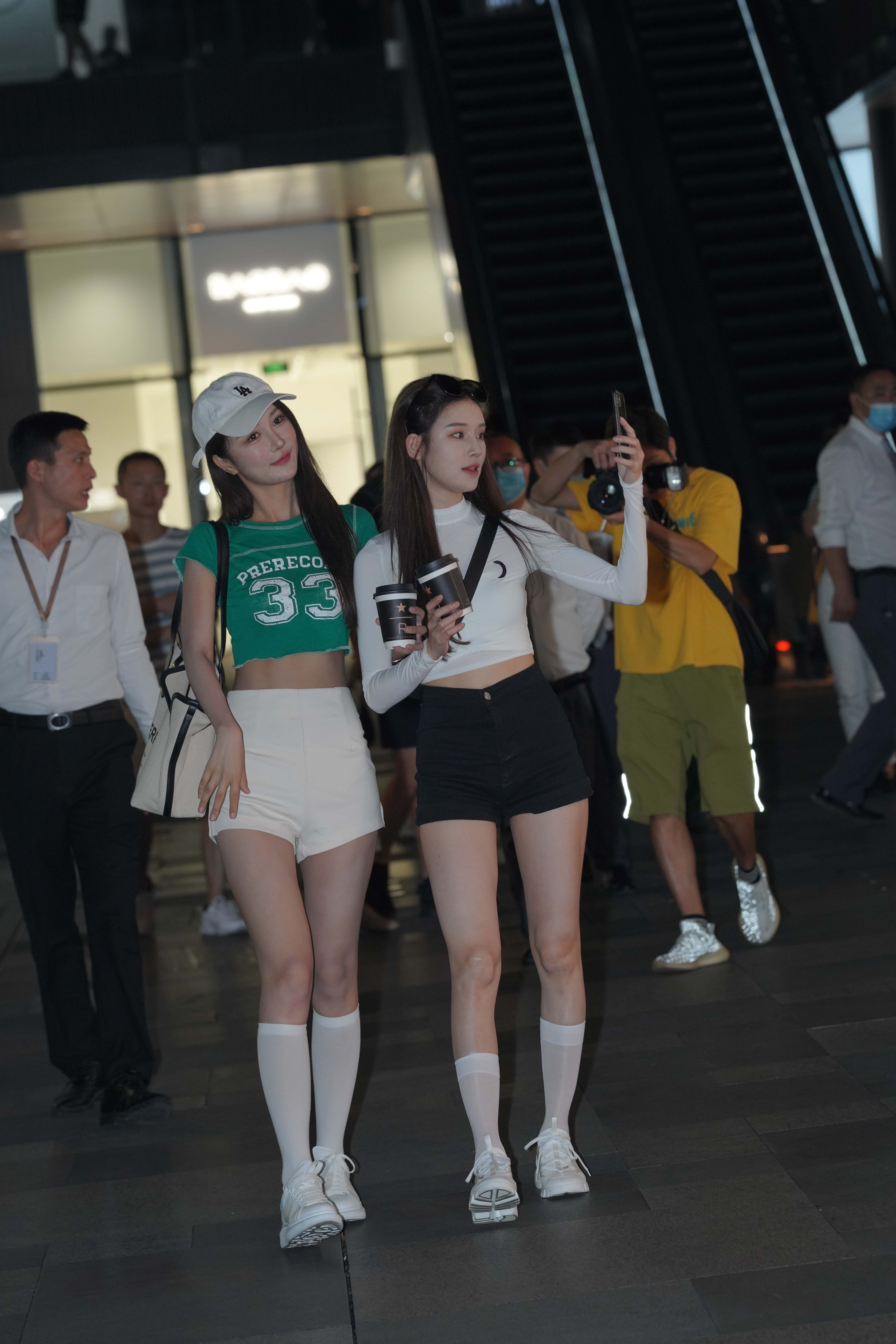 No.7744 闺蜜间的黑白搭配 [144P1V-2.39GB]