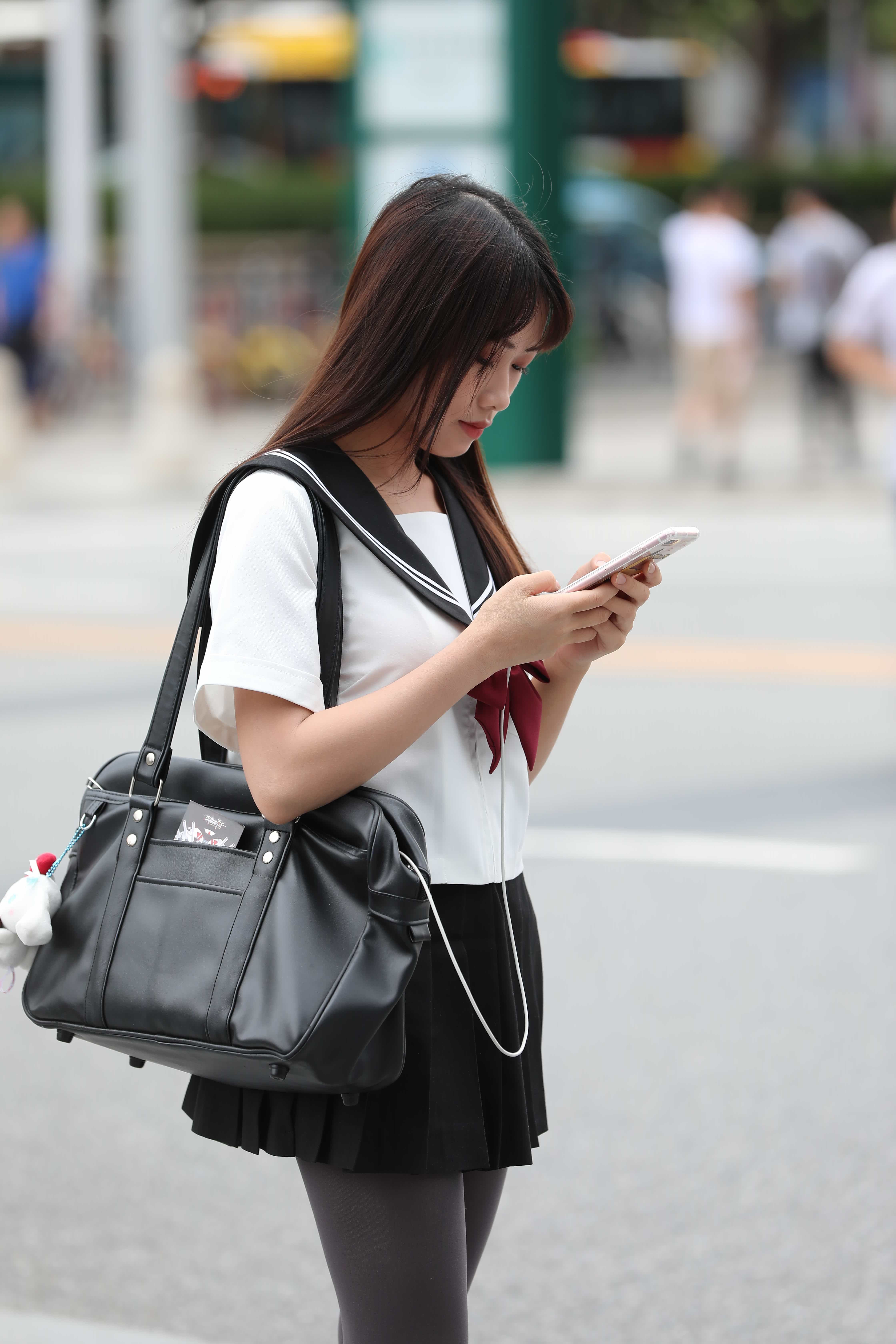 No.5342 辉辉街拍作品 - 灰色丝袜JK校服美眉 [28P-187MB]