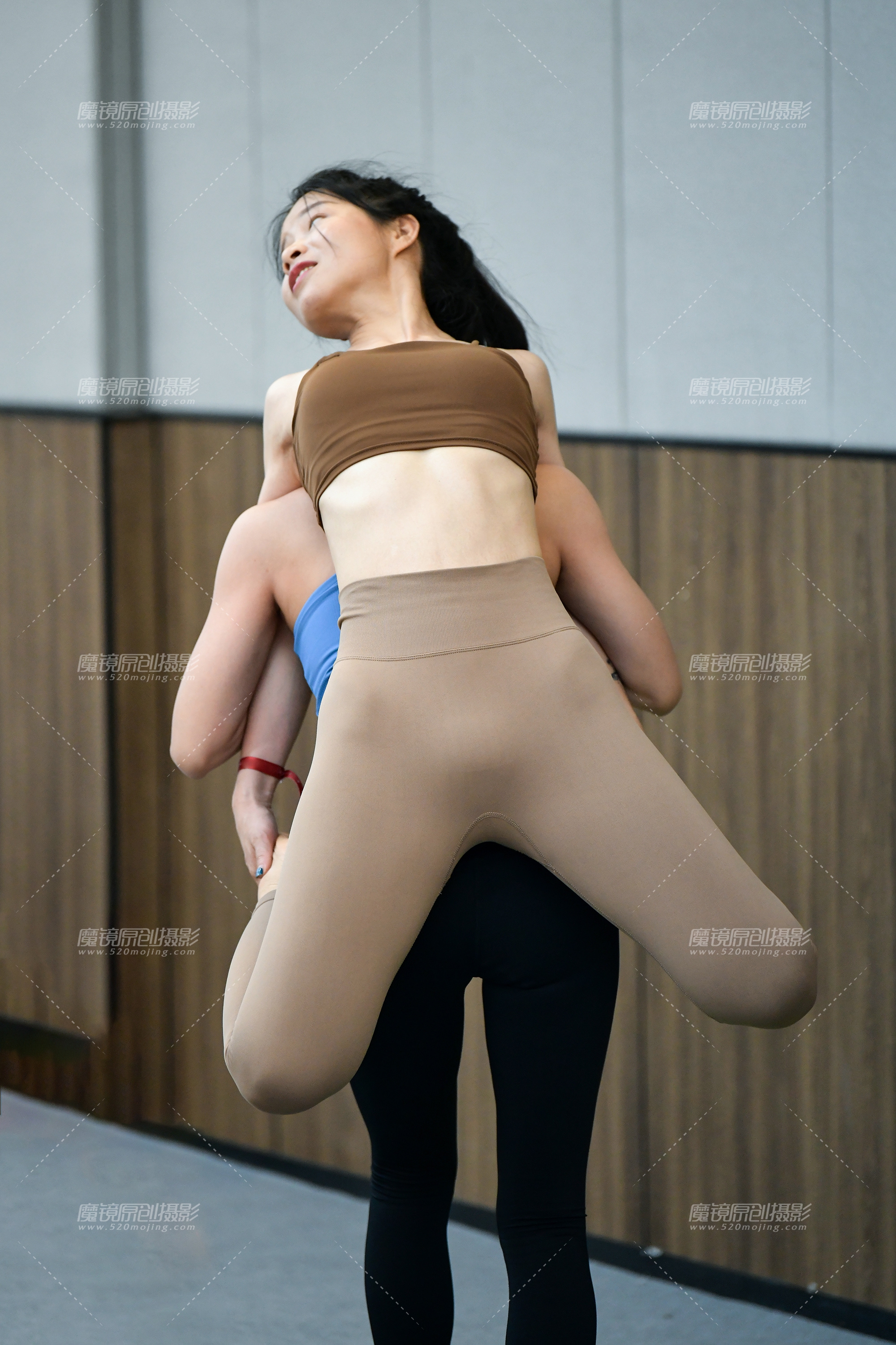 【2024年11月·魔镜滚叔】腼腆舒展优美瑜伽美女-24P