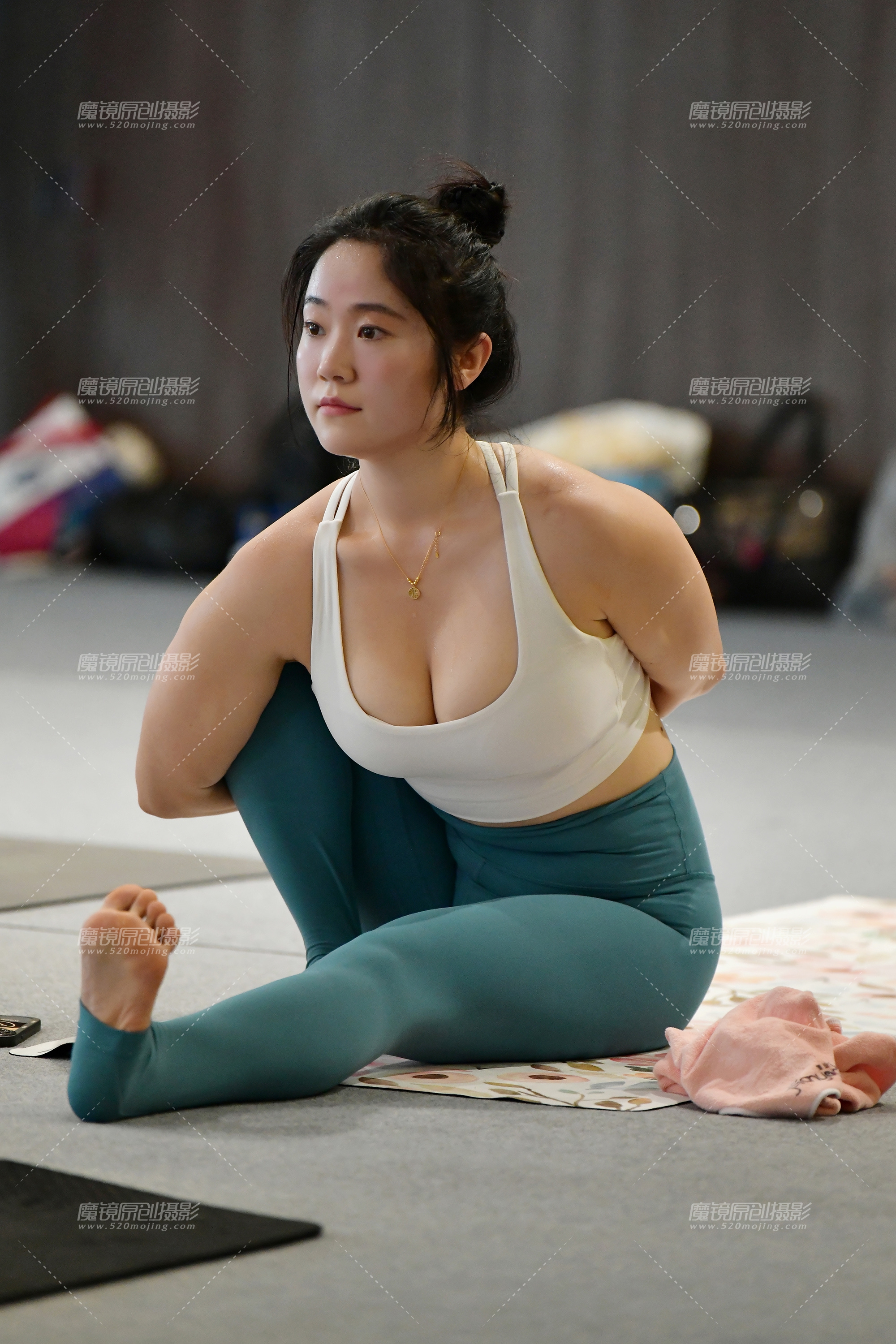 【2024年11月·魔镜滚叔】白皙微丰腴舒展瑜伽美女-18P