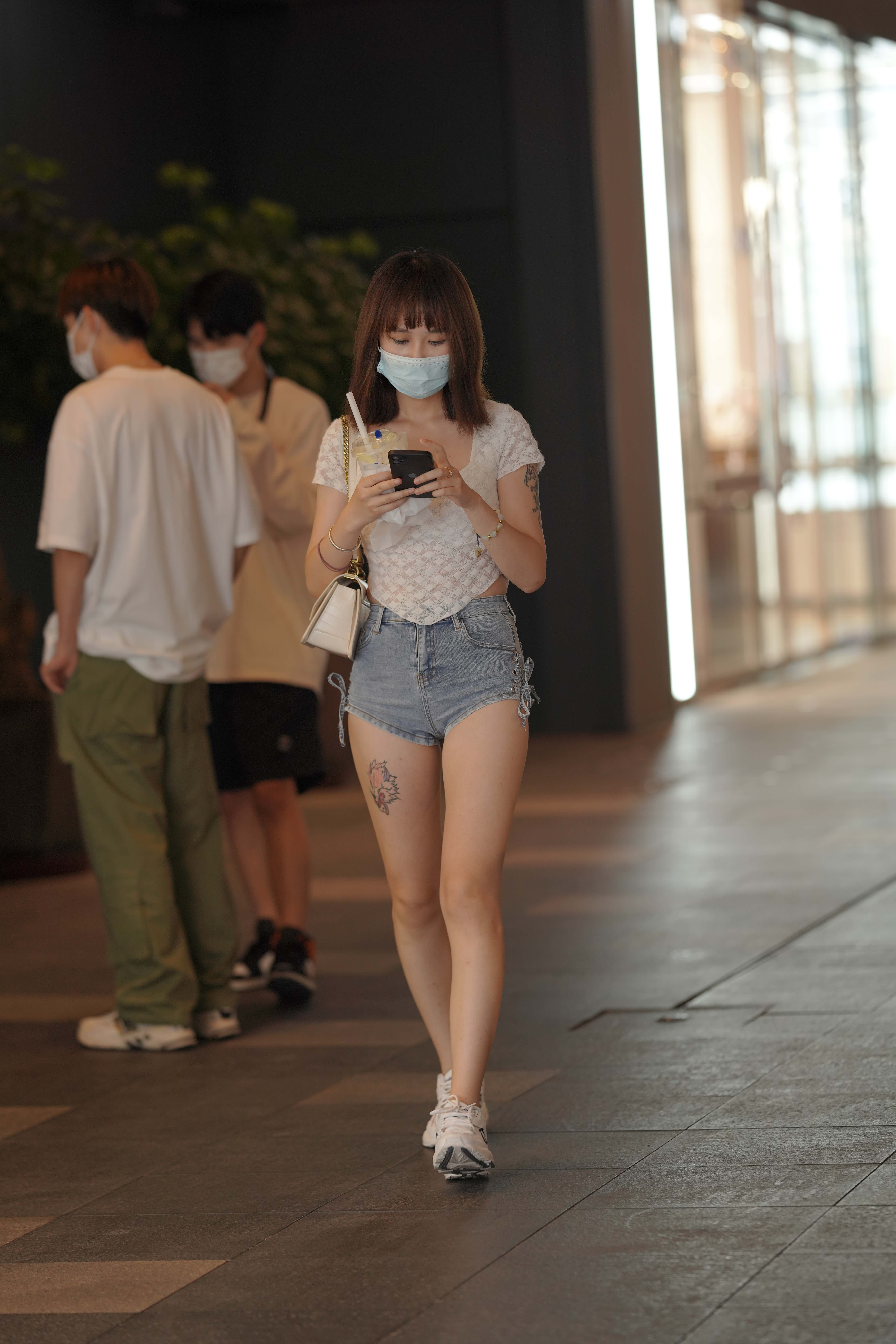 GS-10052  腿上有纹身的牛仔热裤小姐姐【117P1V 1.69G】