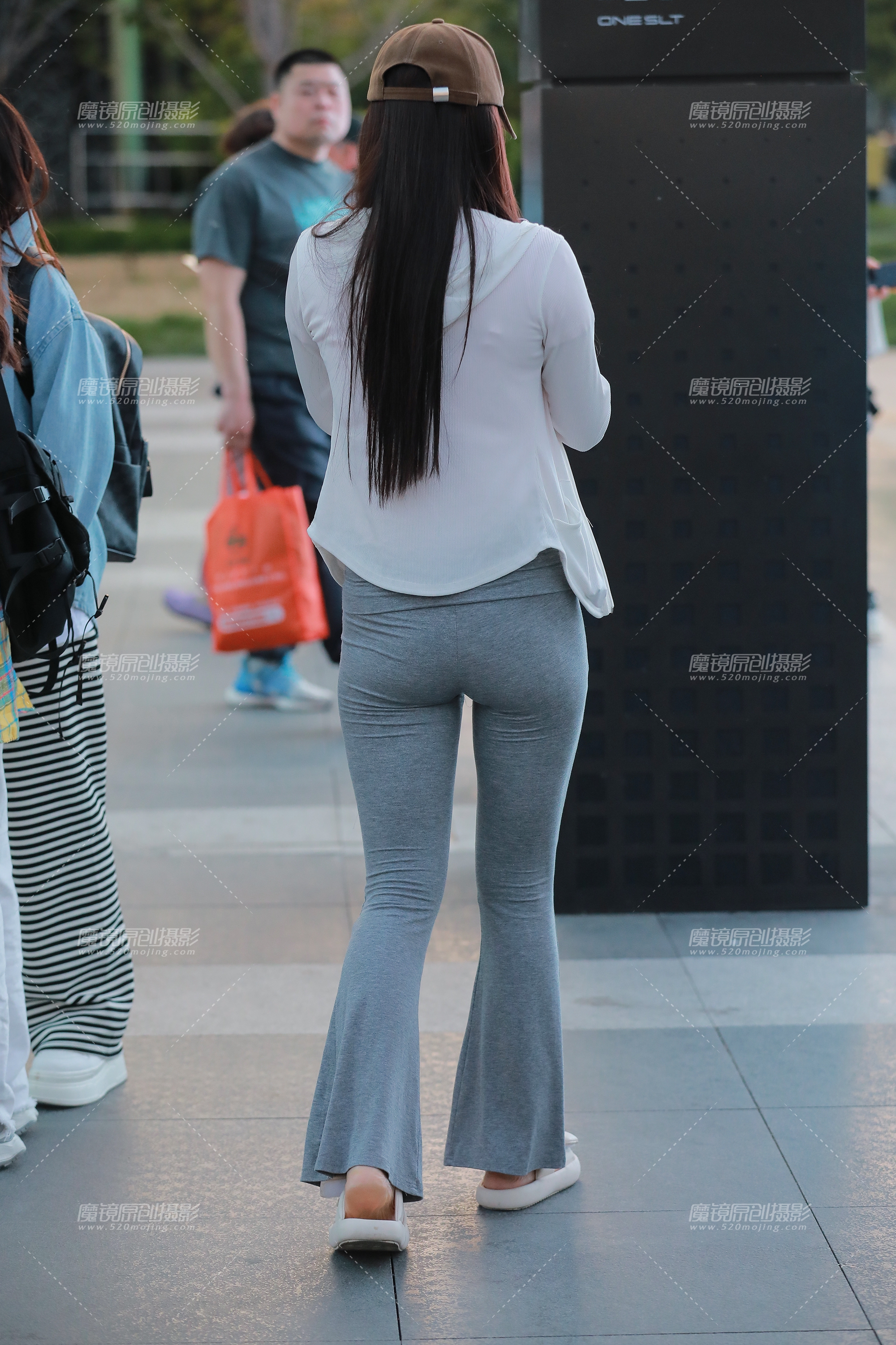 【2024年11月·魔镜滚叔】灰色紧身裤美女-24P