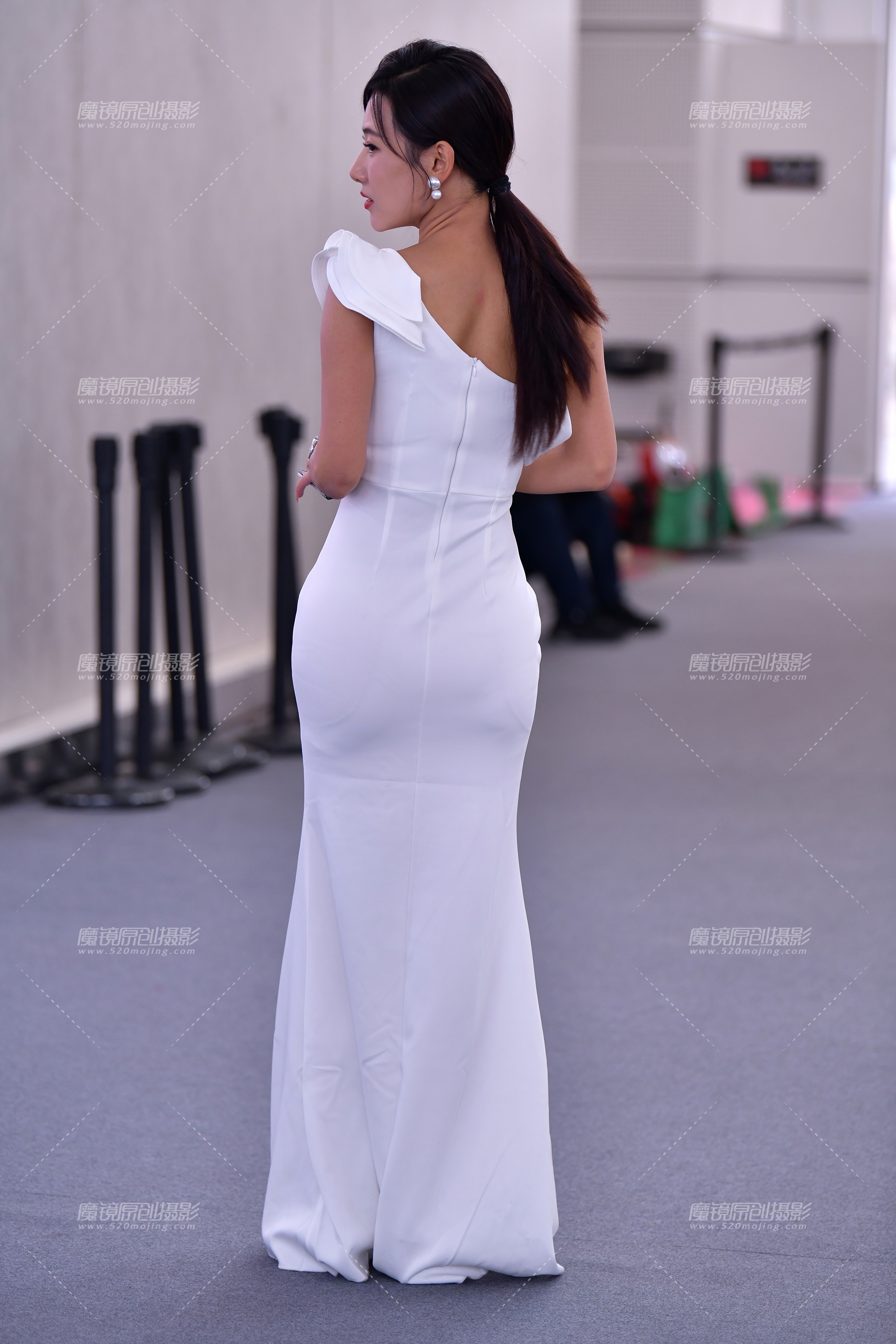 【2024年11月·魔镜滚叔】漂亮主持洁白长裙美女-27P