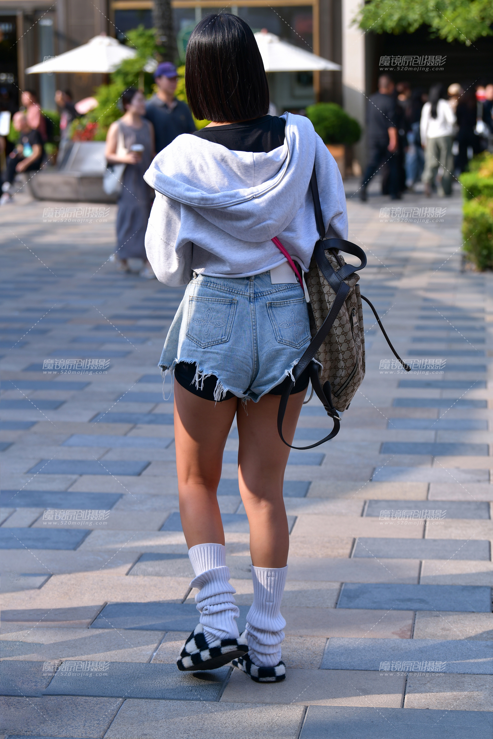 【2024年11月·魔镜滚叔】逛街拍照热裤美女-17P