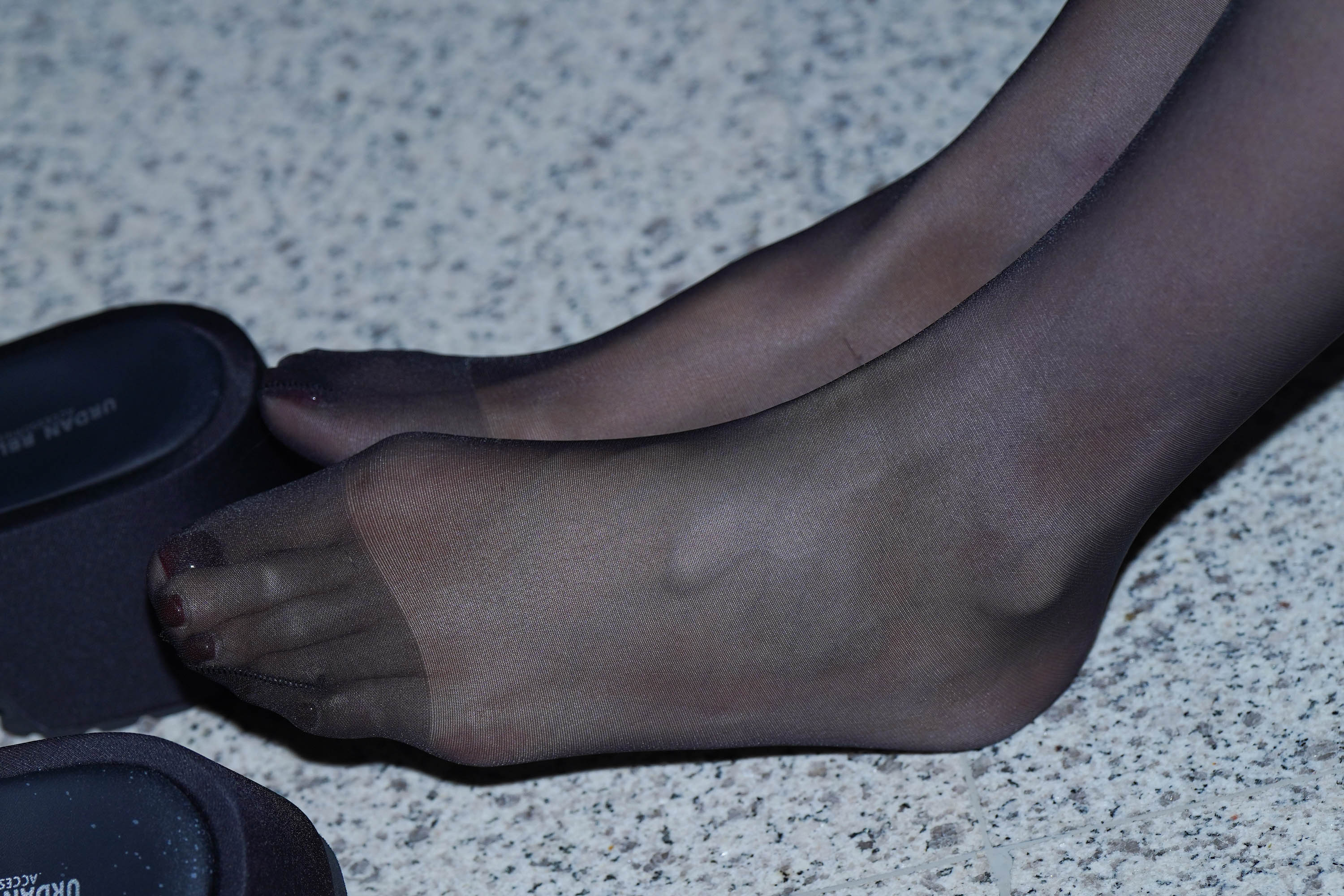 【2024年11月·魔镜滚叔】黑丝美腿-21P