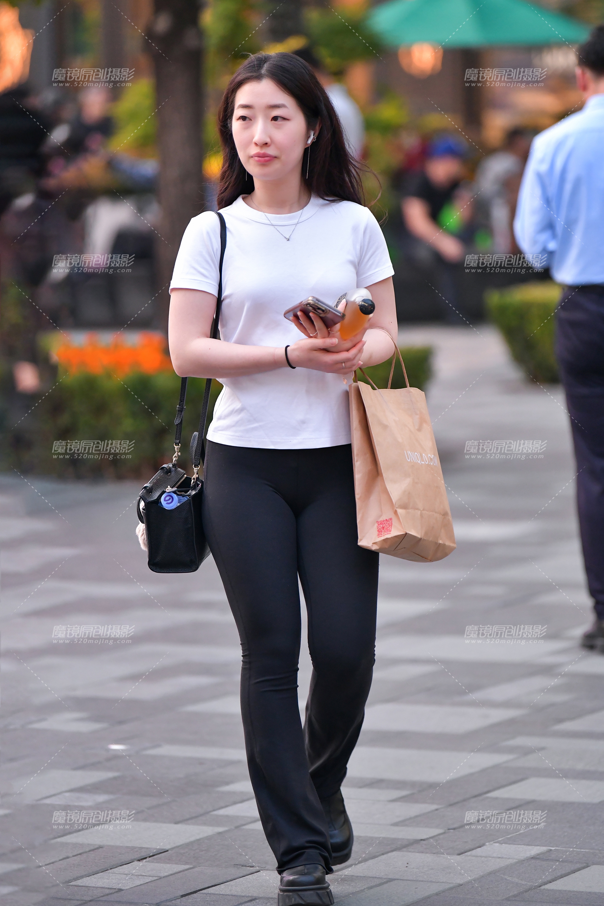 【2024年11月·魔镜滚叔】逛街紧身黑裤美女-24P