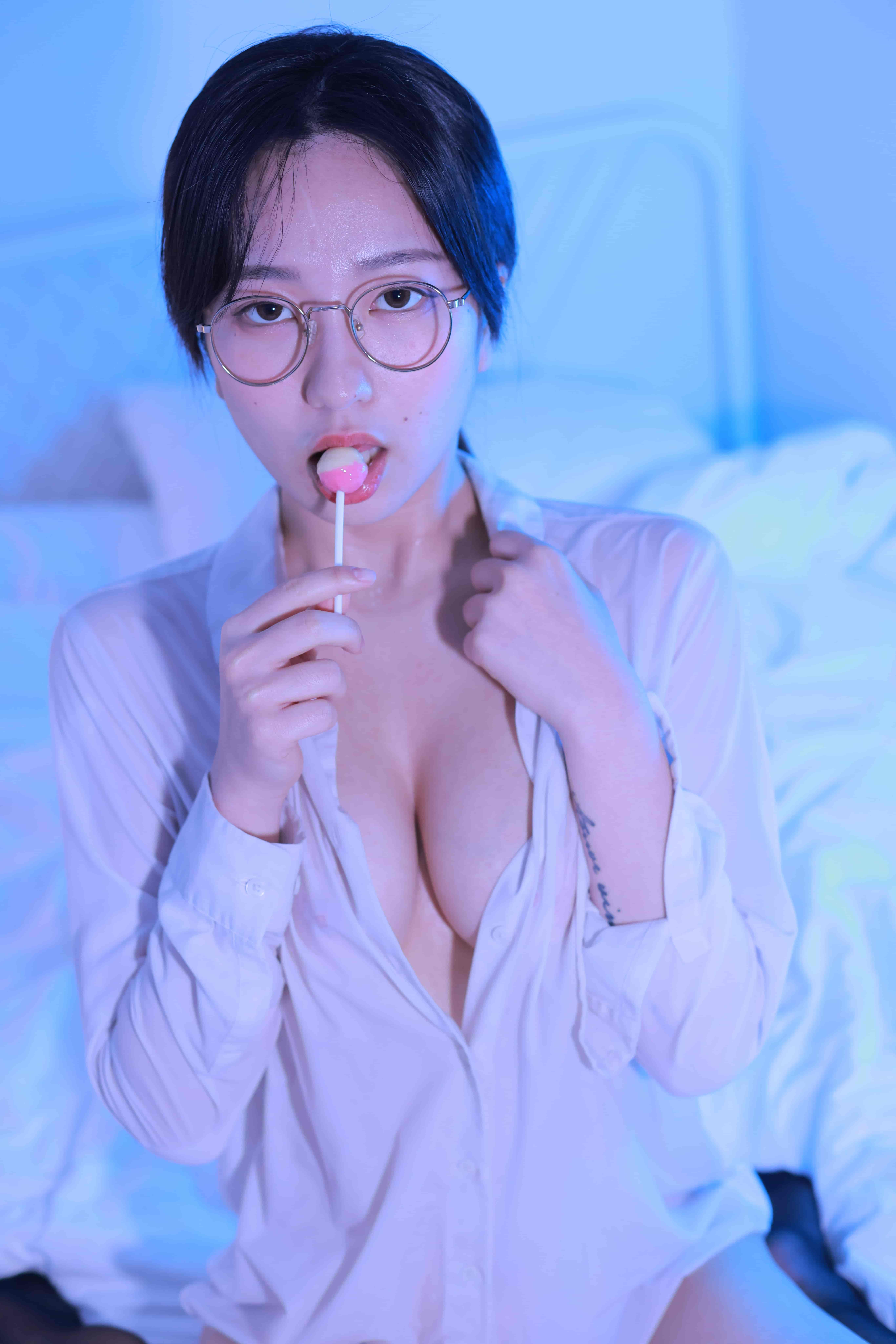 GS - Glasses Shirt [112P1V-1.78GB]