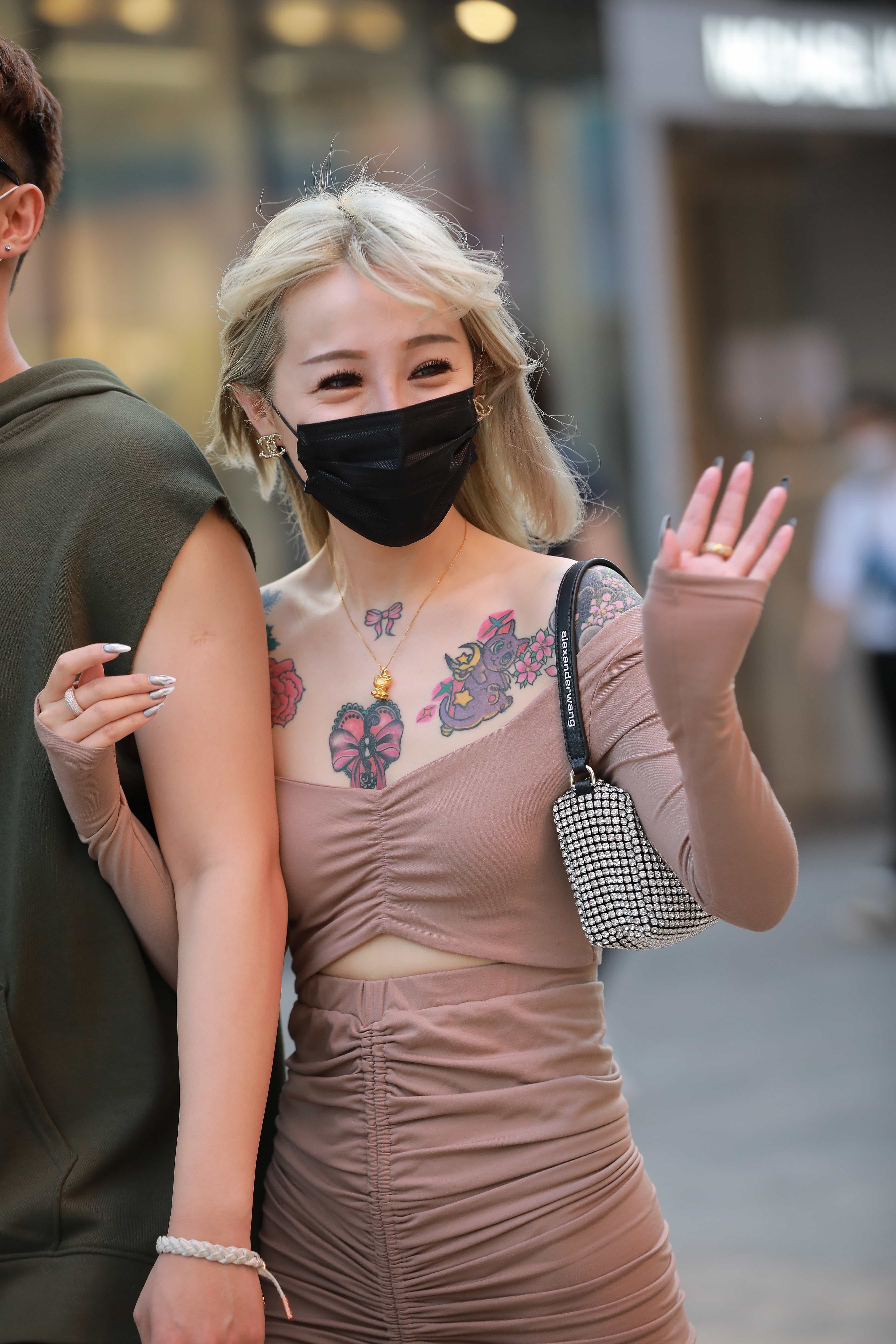 GS-S0111 有纹身的包臀裙小姐姐【98P1V 1.49G】