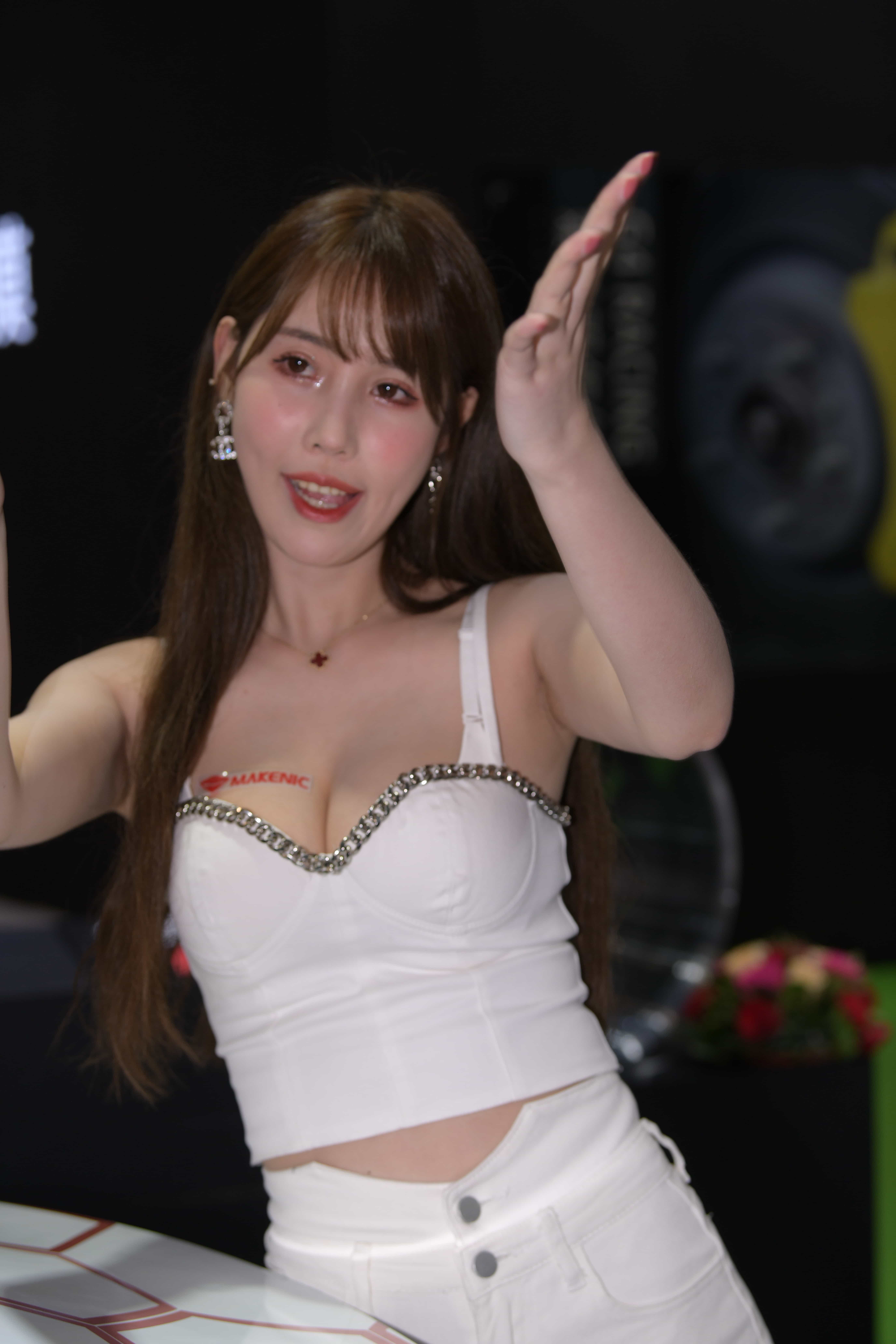 GS-S099 两个漂亮的车模小姐姐【300P3V 8.61G】