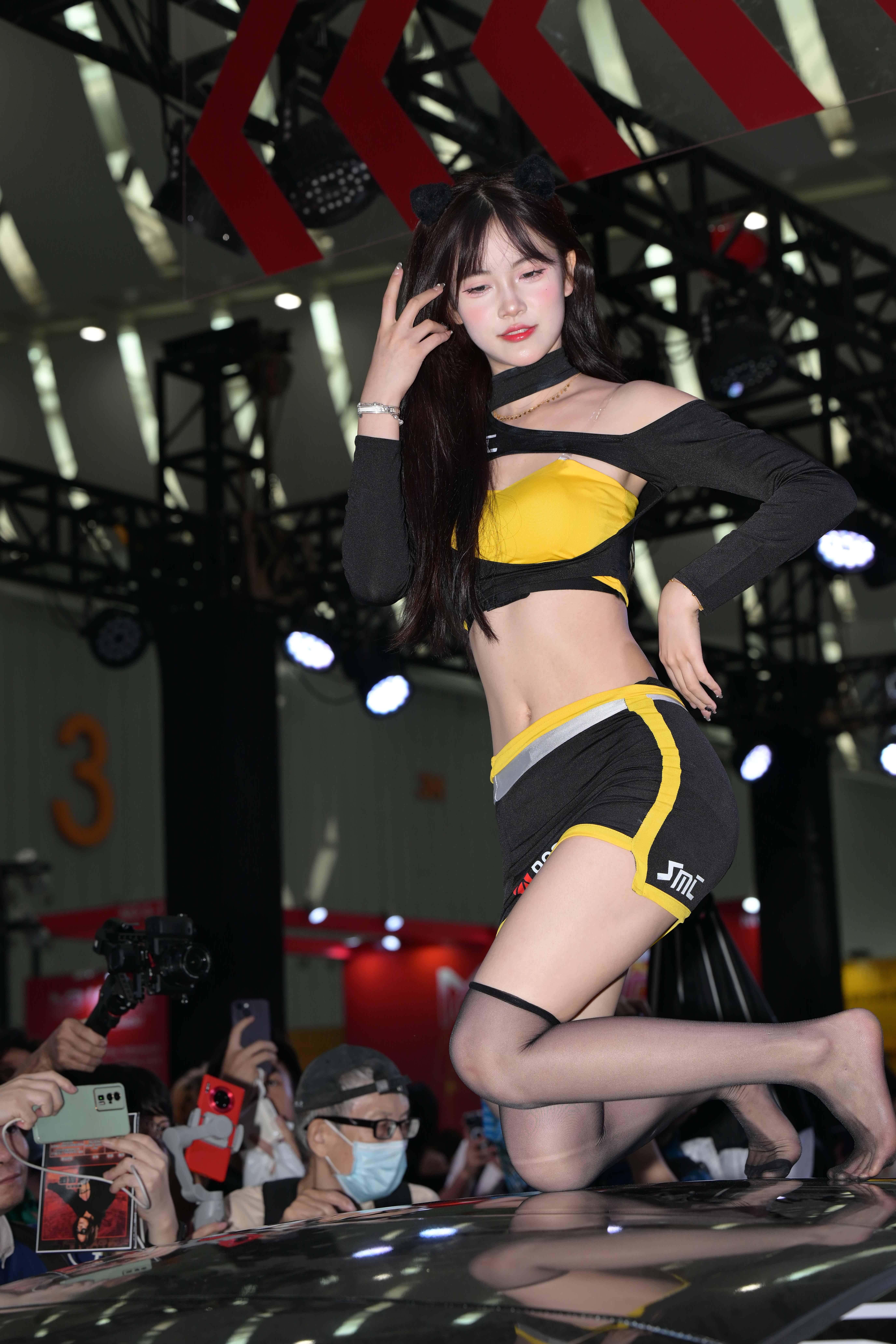 GS-T014 车顶上的黑丝美女【95P 2.17G】