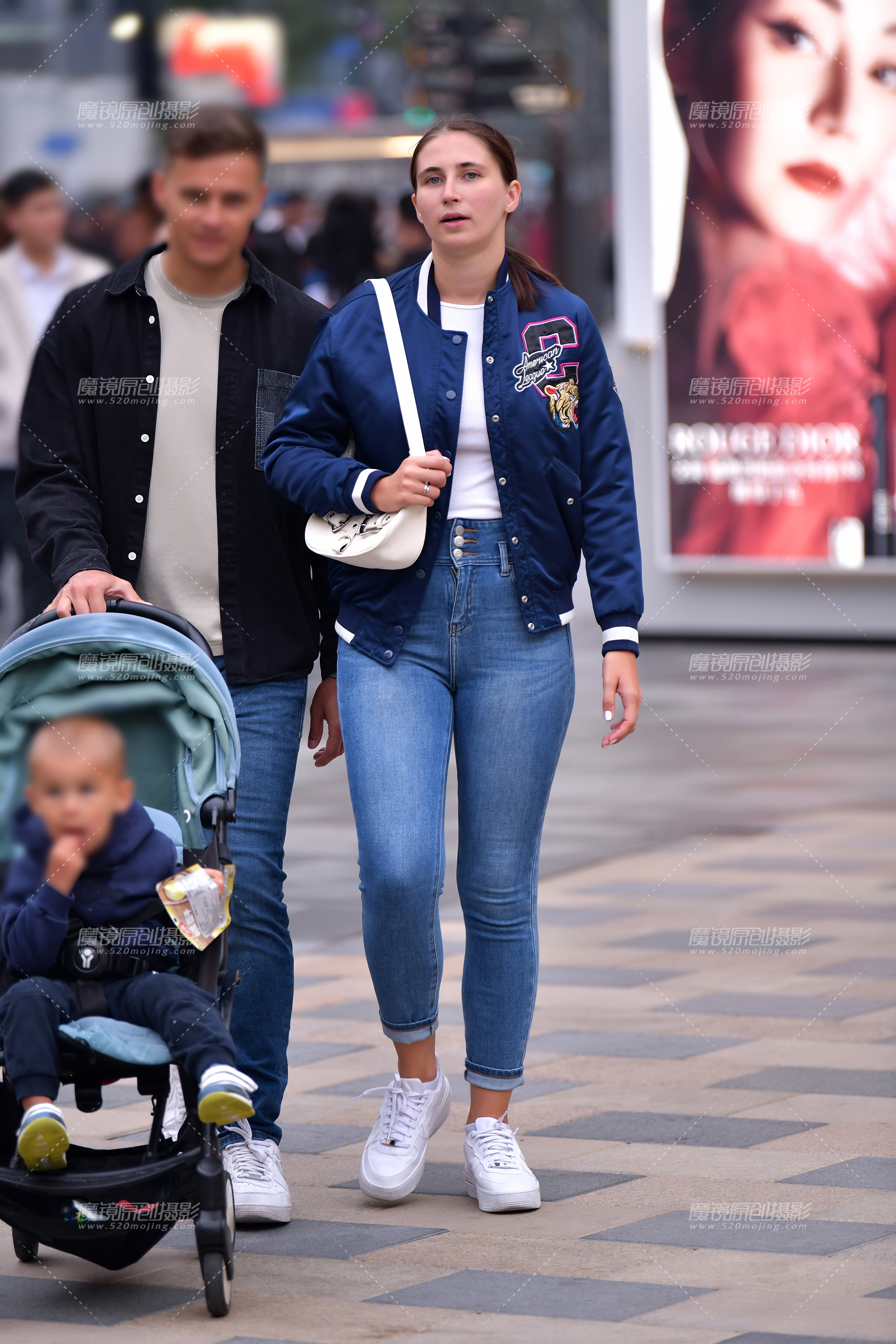 【2024年12月·魔镜滚叔】微丰腴九分牛仔裤美女-17P