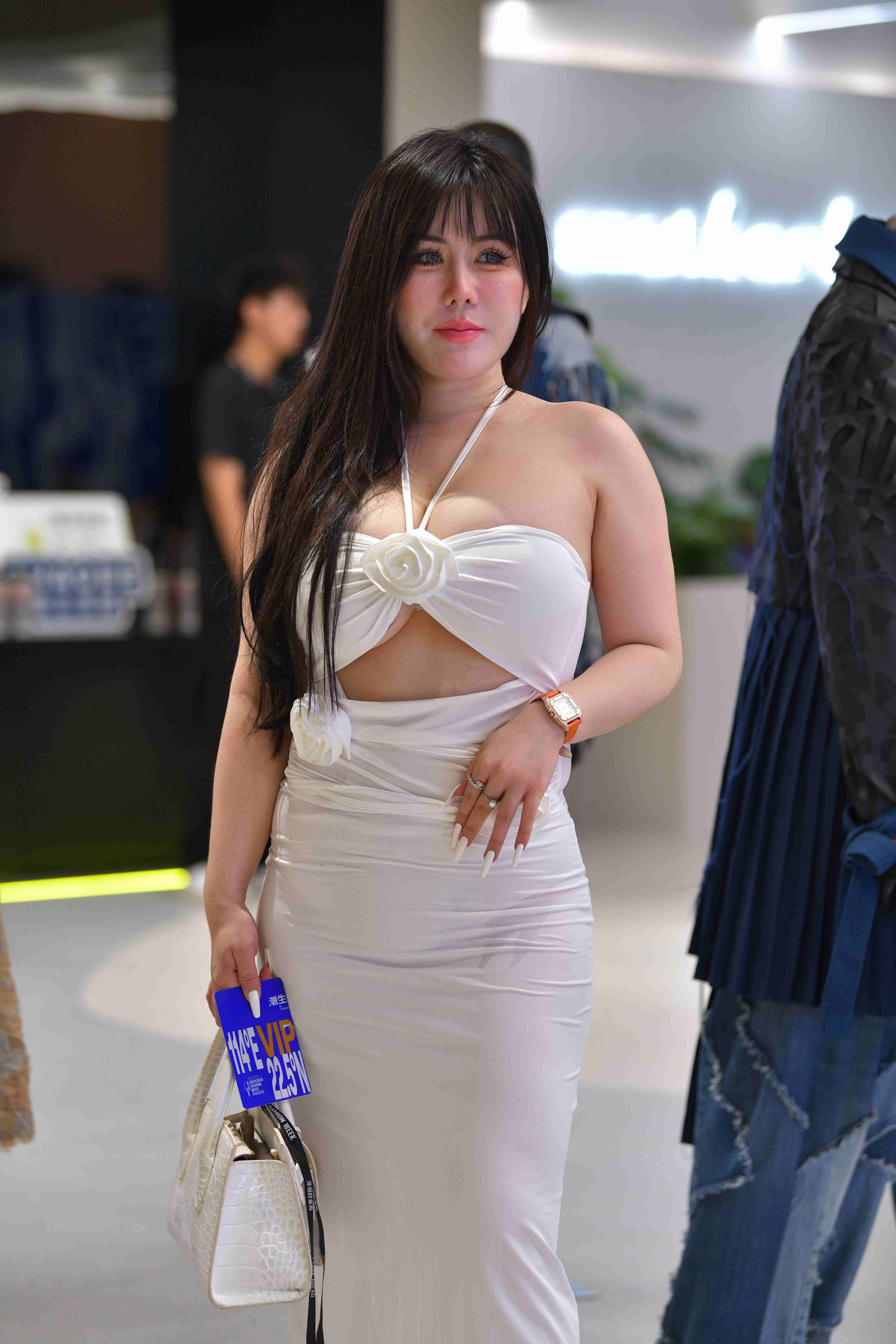 GS-X012 丰腴性感长白裙美女【55P 1.19G】