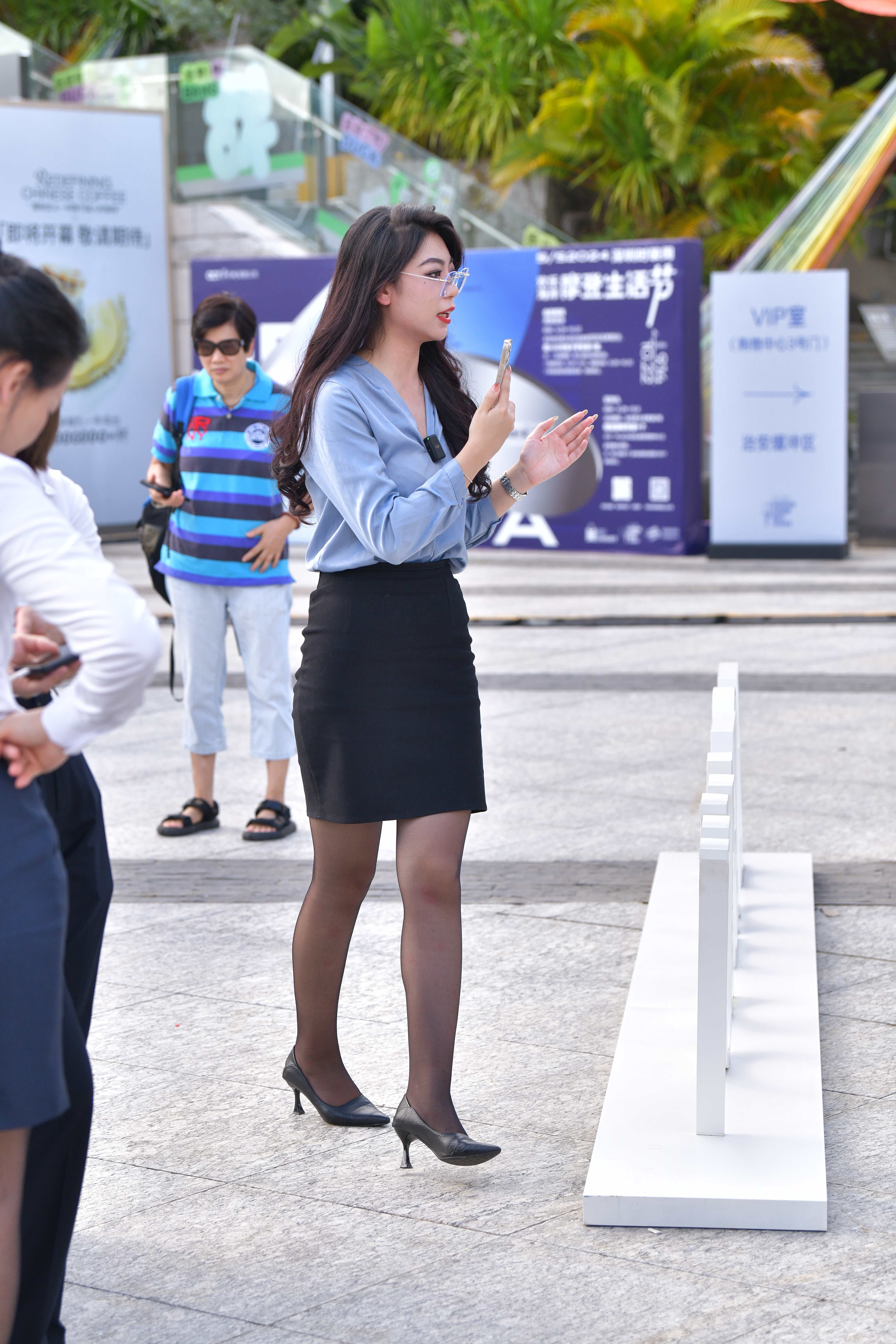 GS-X044 在直播卖车的黑丝女主播 【89P1V 3.96G】