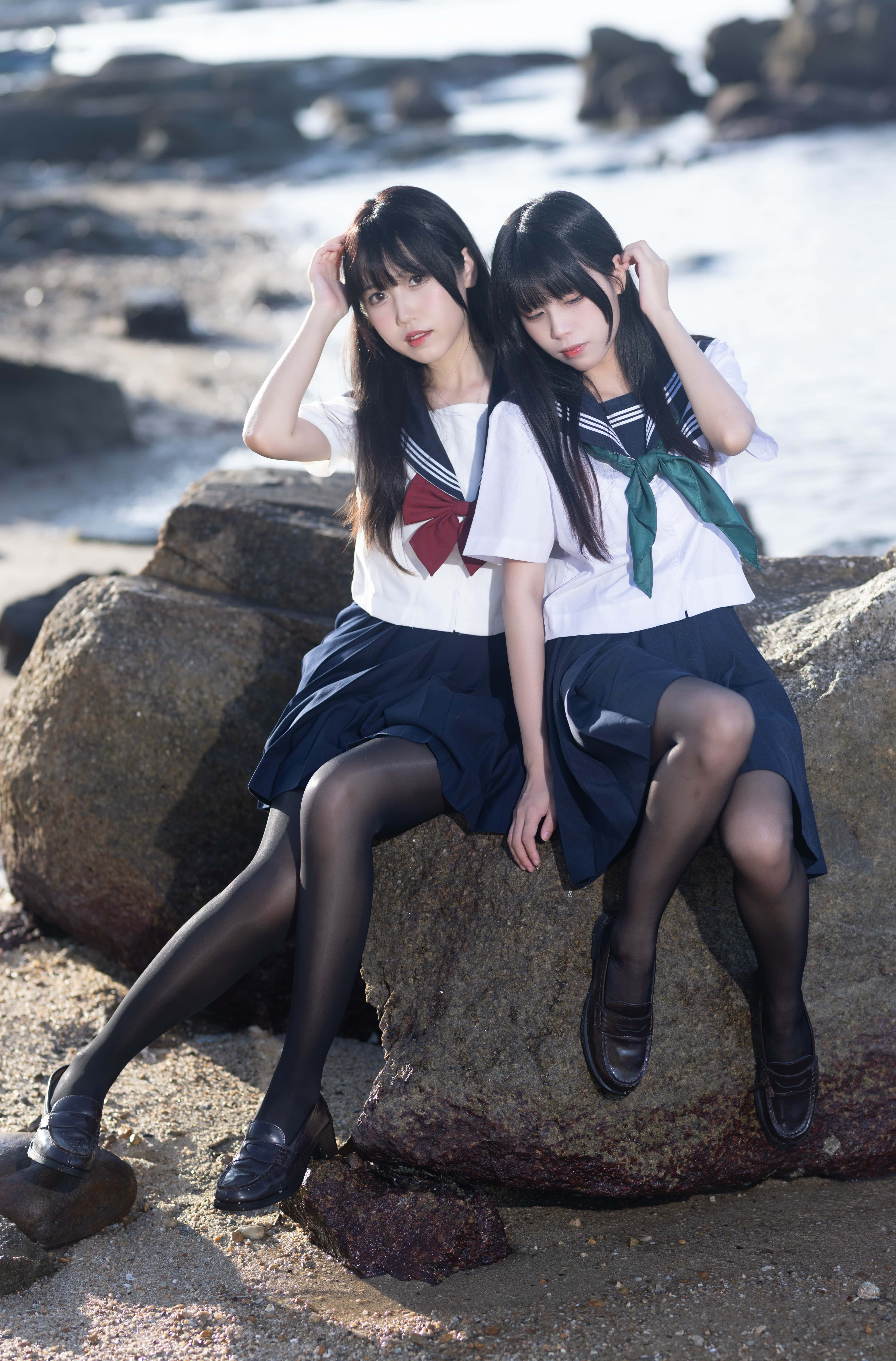 微博人气Coser不呆猫×三無人型 - 水手服百合黑丝 [51P1V-1.02GB]