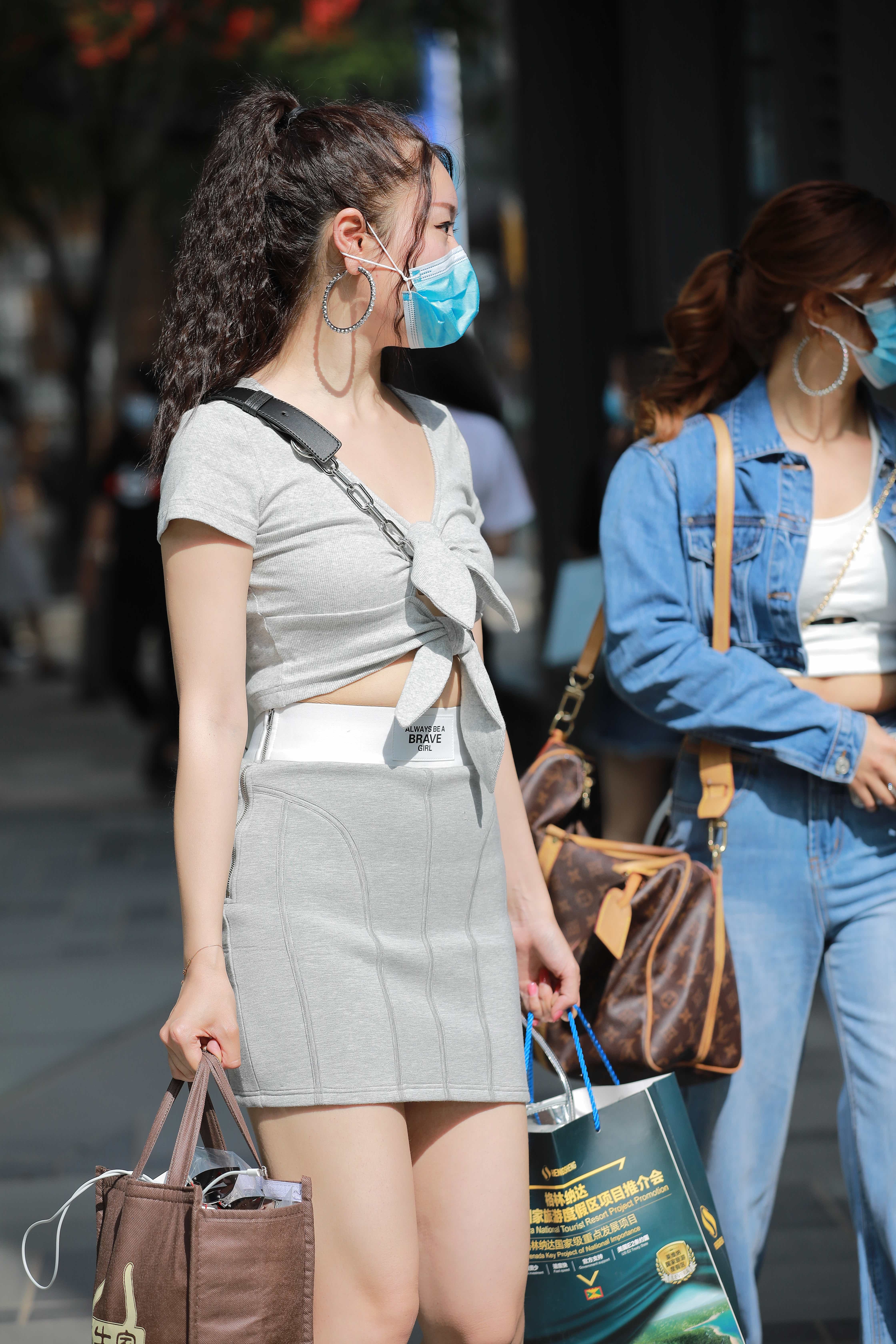 No.5093 玻璃街拍作品 - 灰色包臀裙小姐姐 [43P-536MB]