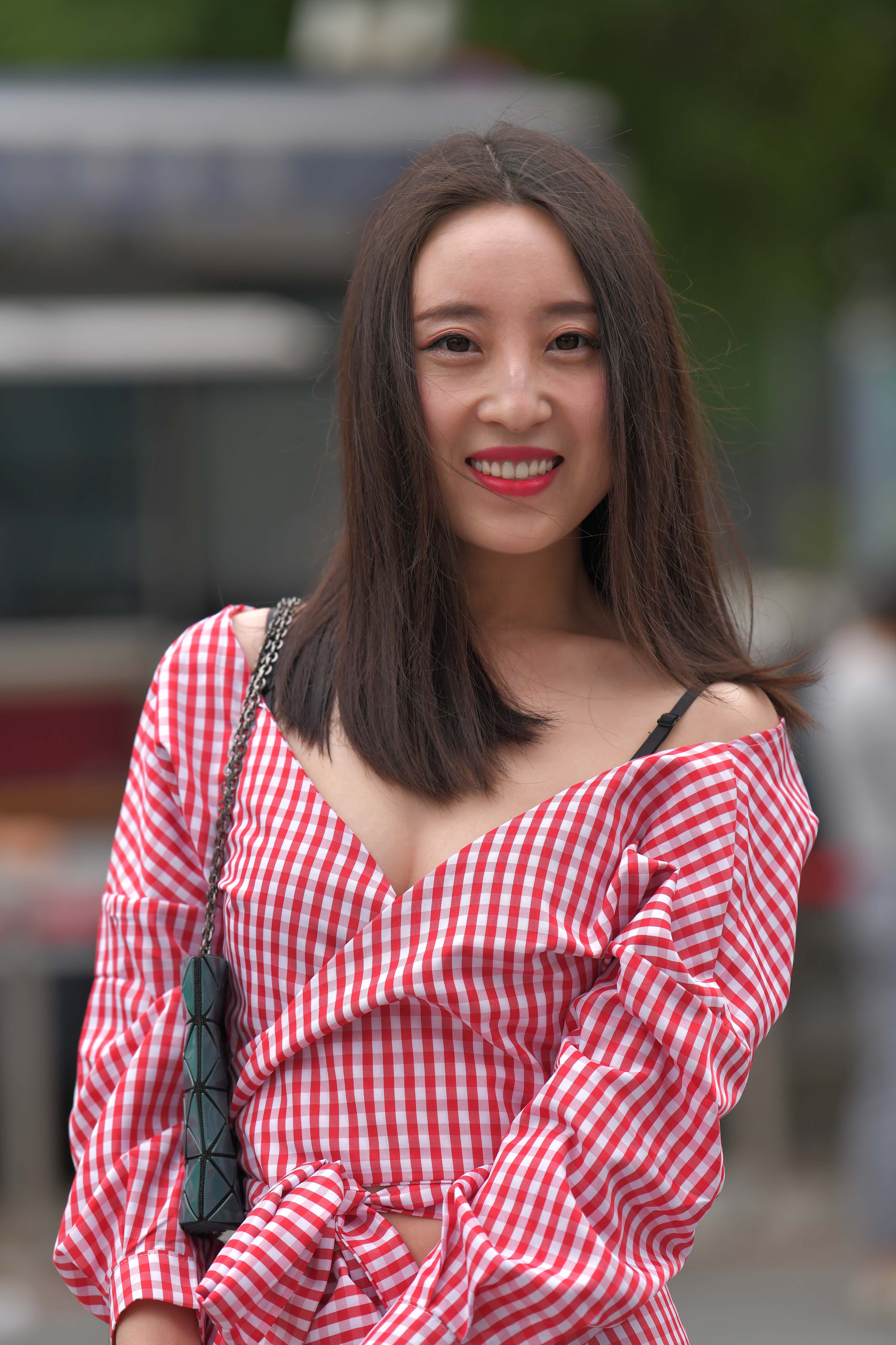 No.5171 红石街拍作品 - 路边遛狗的长腿美女2 [26P-311MB]