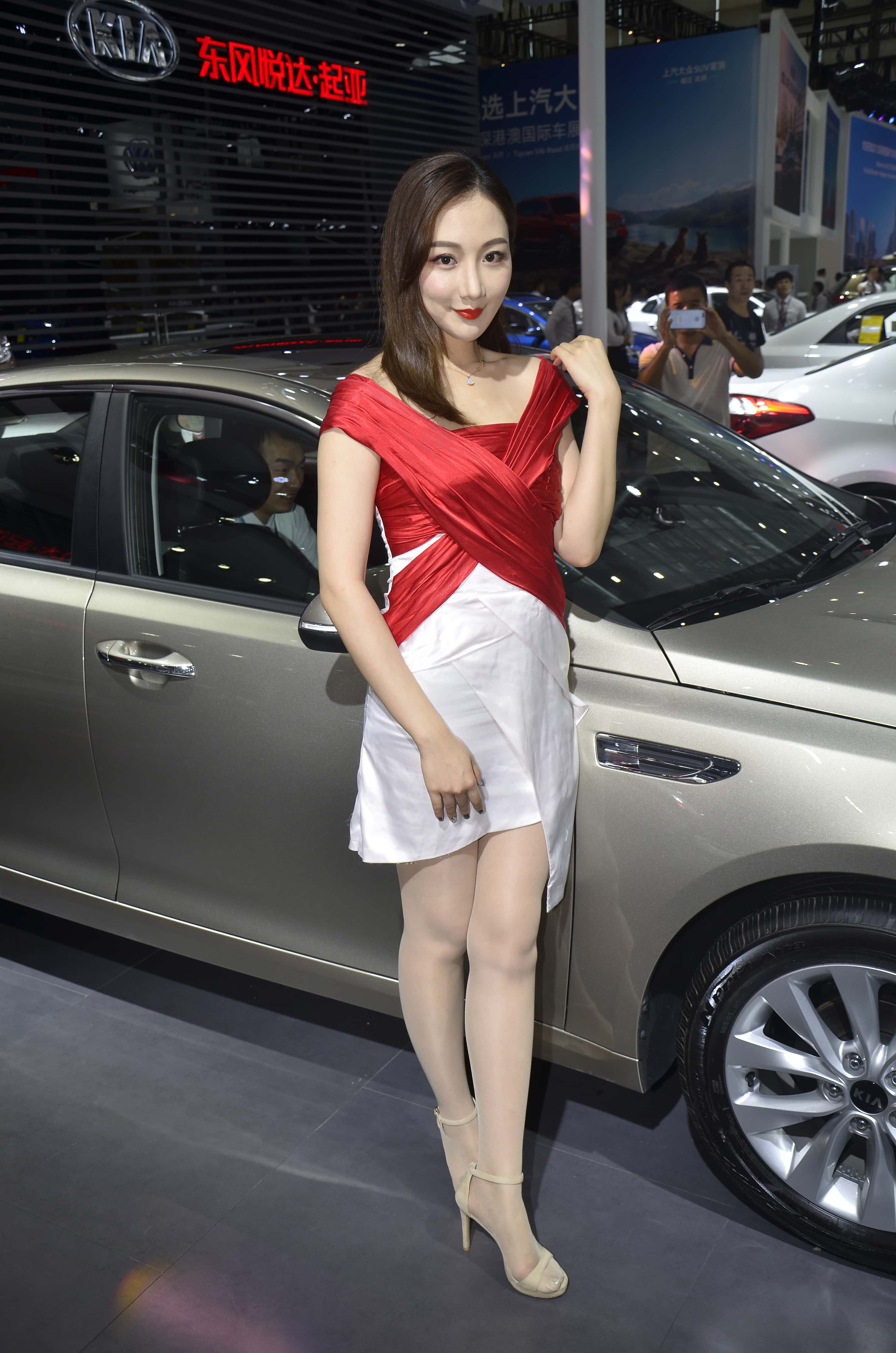 No.8496 白裙车模 [91P-703MB]