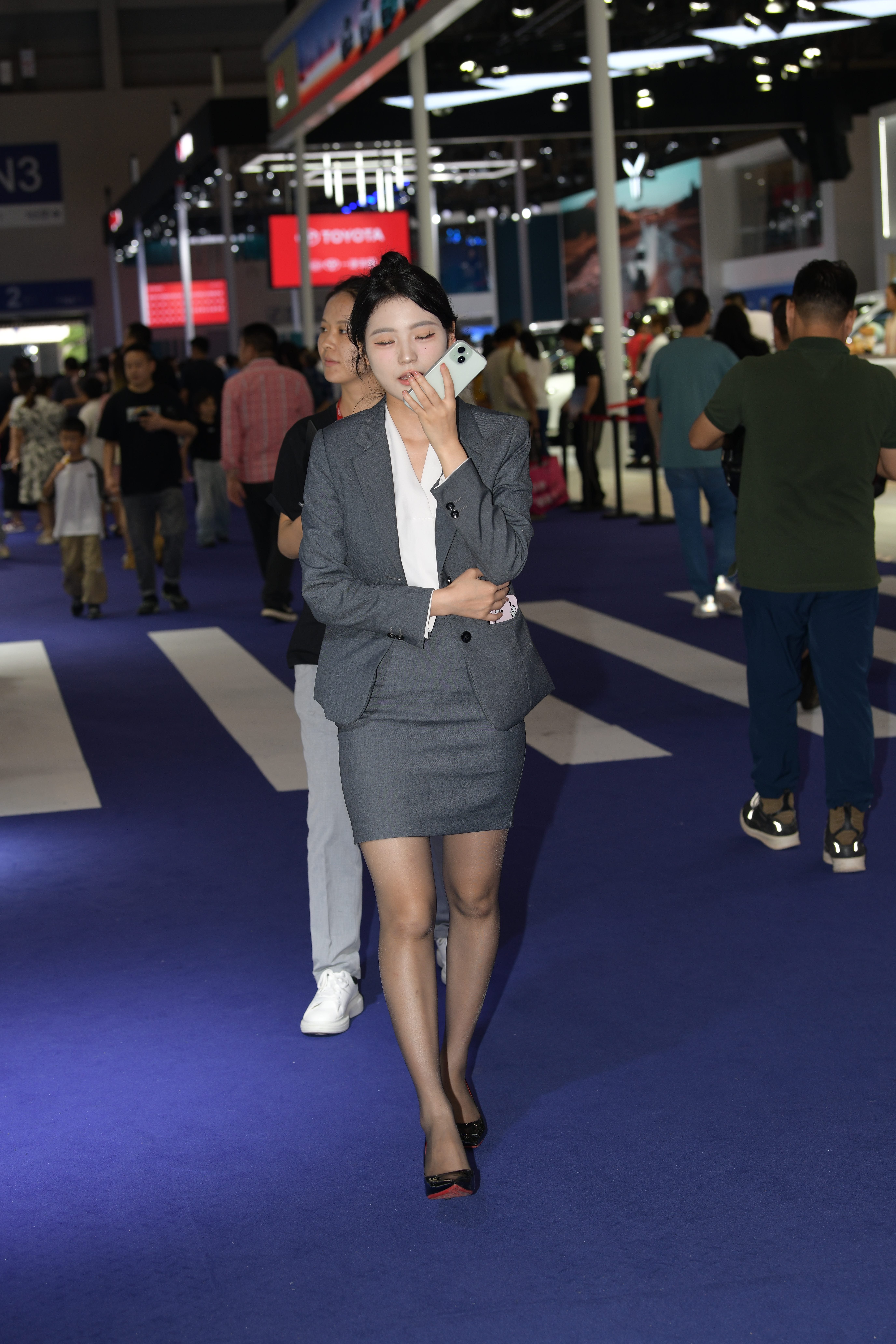 No.8418 销售小姐姐 [88P-2.08GB]