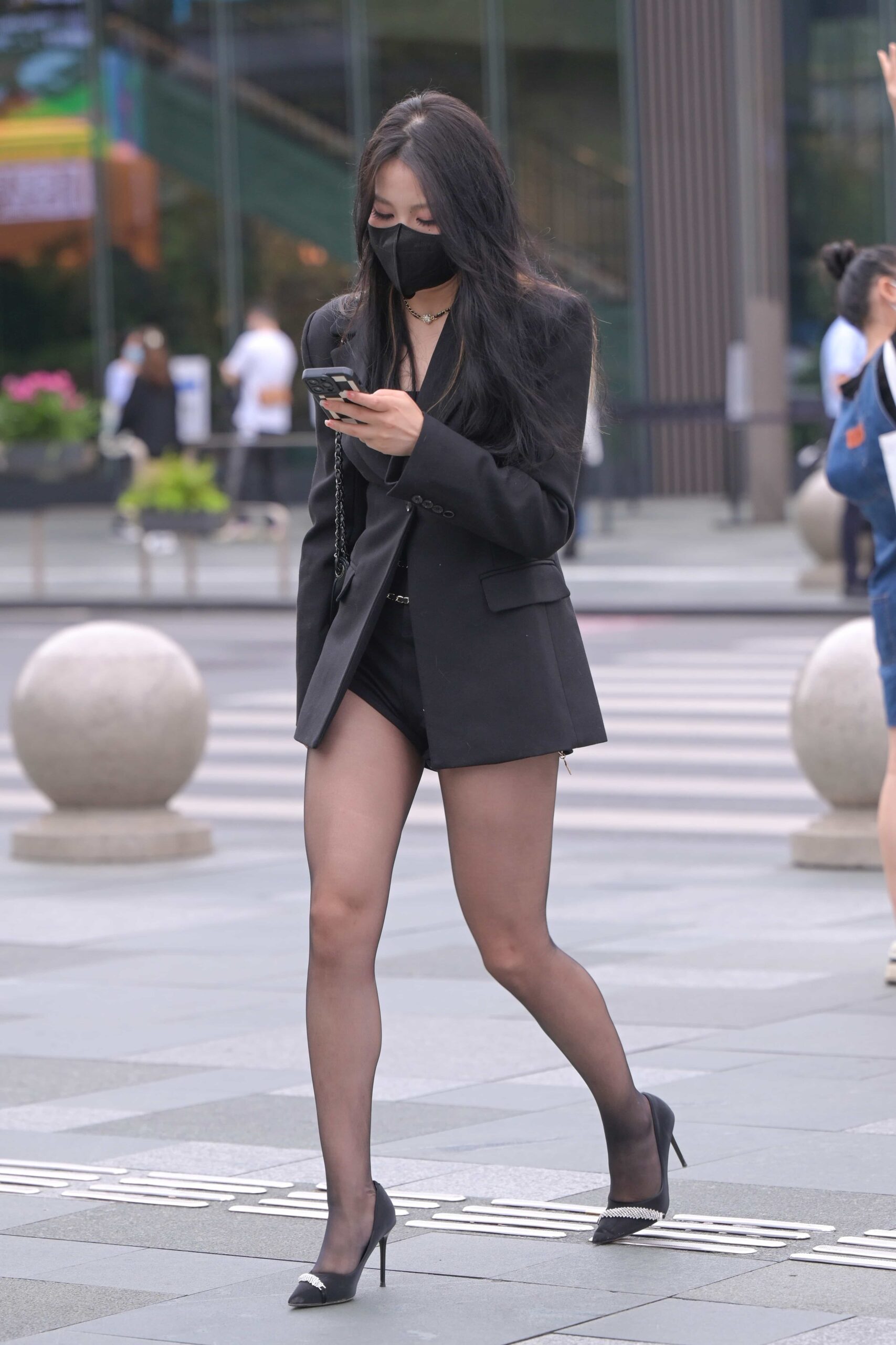 GS-M070 打电话的黑丝热裤美女【122P2V 2.66G】