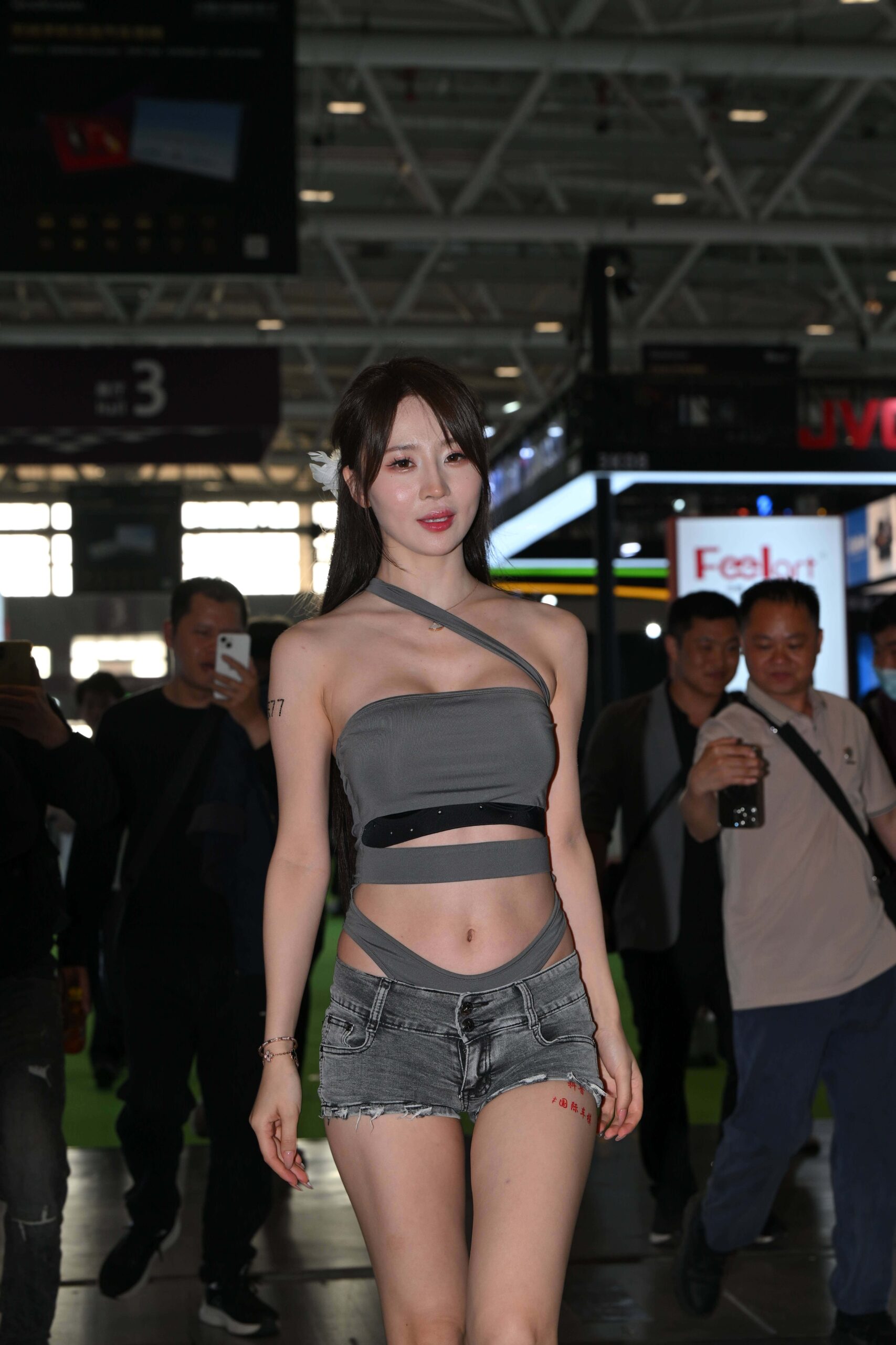 GS-S337 展会上跳舞的热裤美女【144P 2.75G】