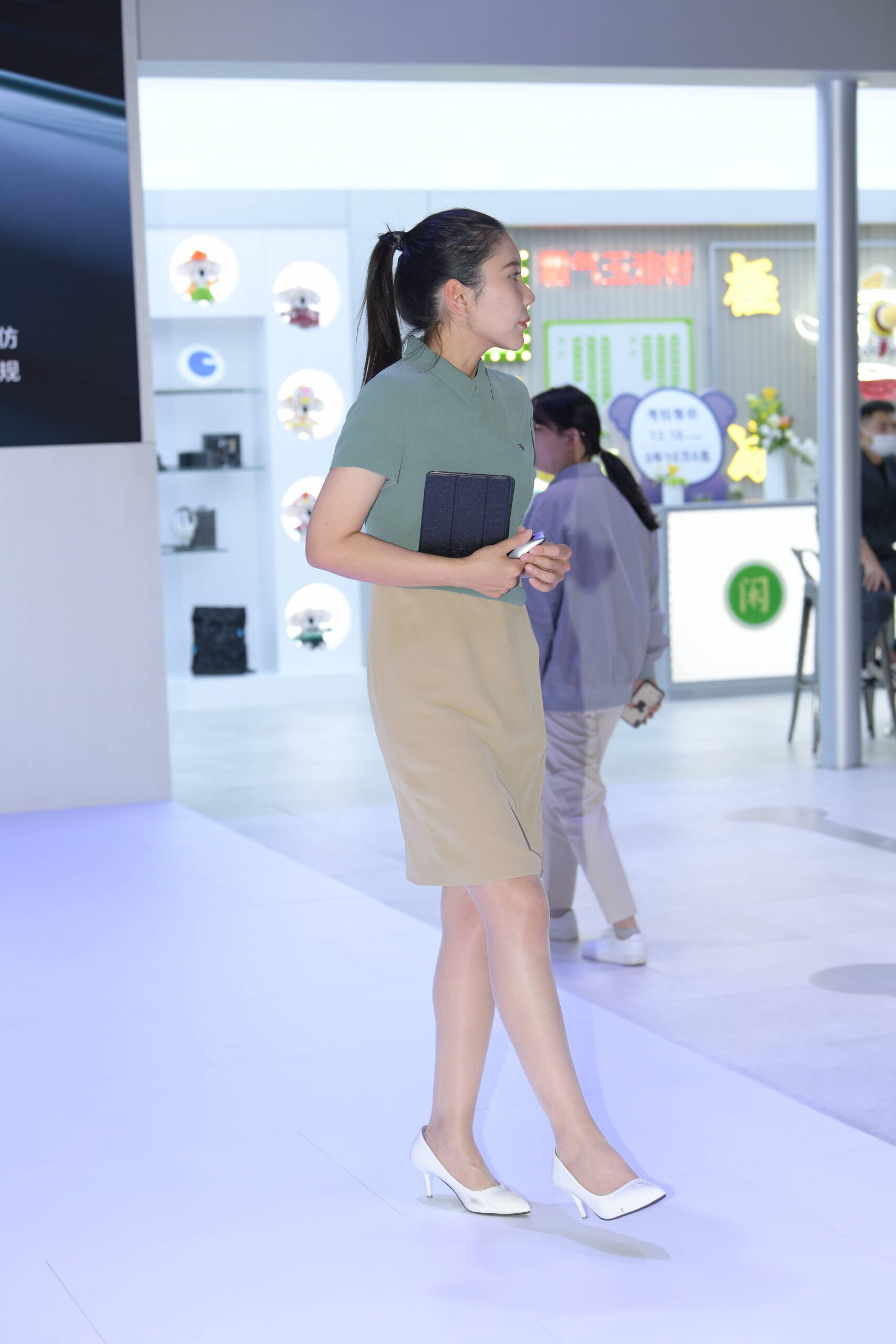 GS-S427 汽车美女销售【73P 1.72G】