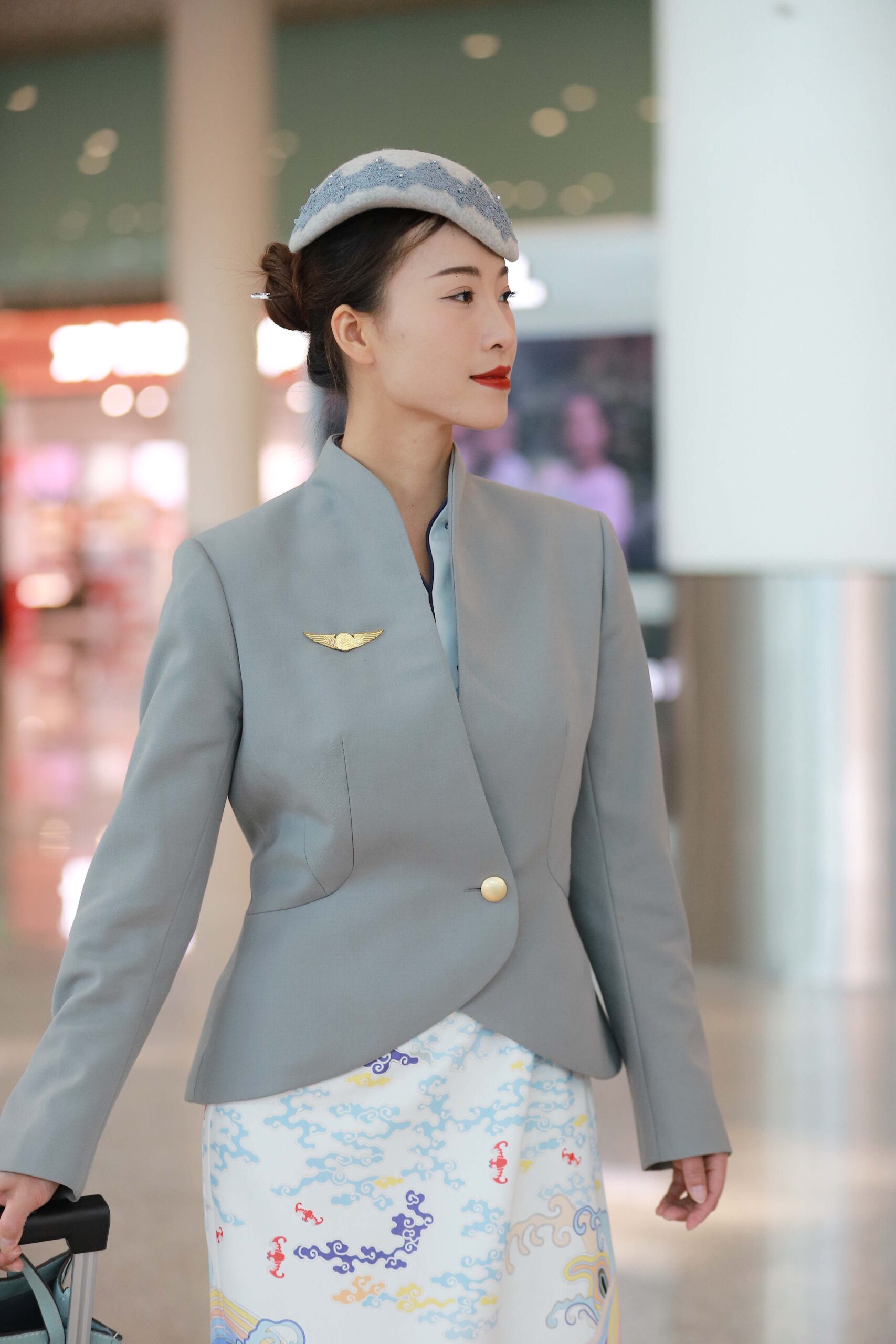 GS-K001 29拉着行李箱的空乘小姐姐【87P 757M】