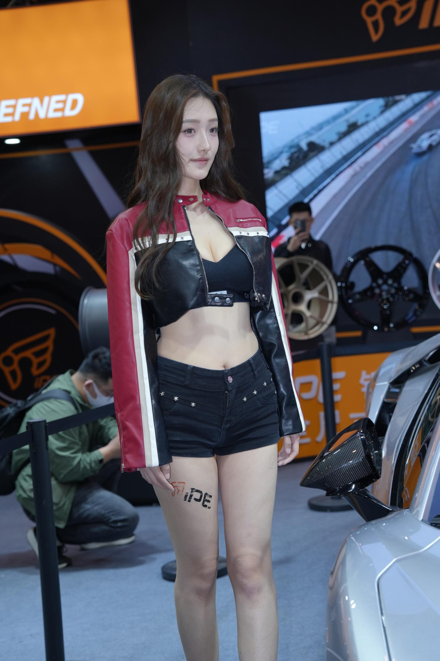 No.8986 甜美高挑车模 [81P1V-2.18GB]