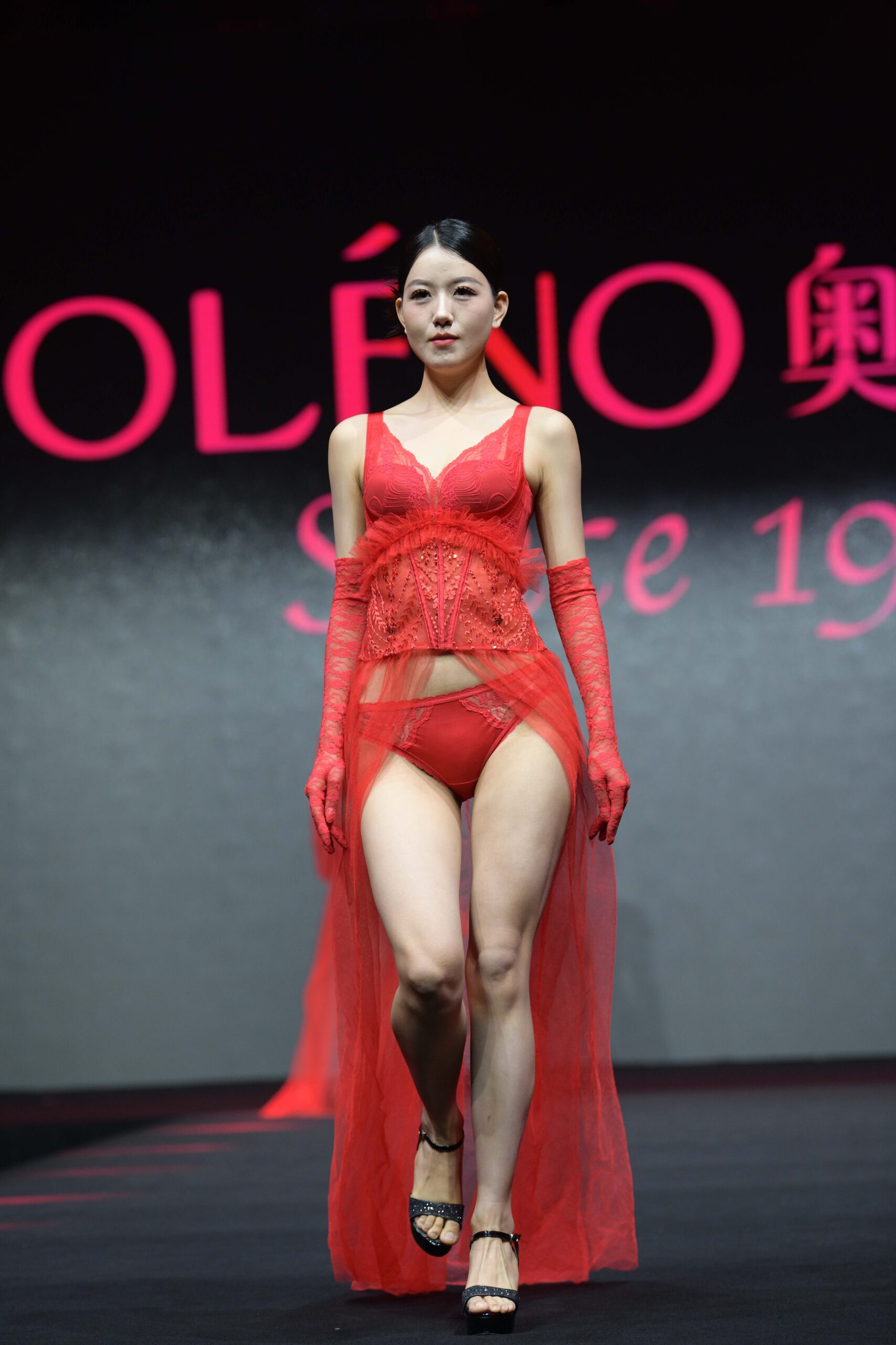 No.9002 火红内衣秀 [167P-3.69GB]