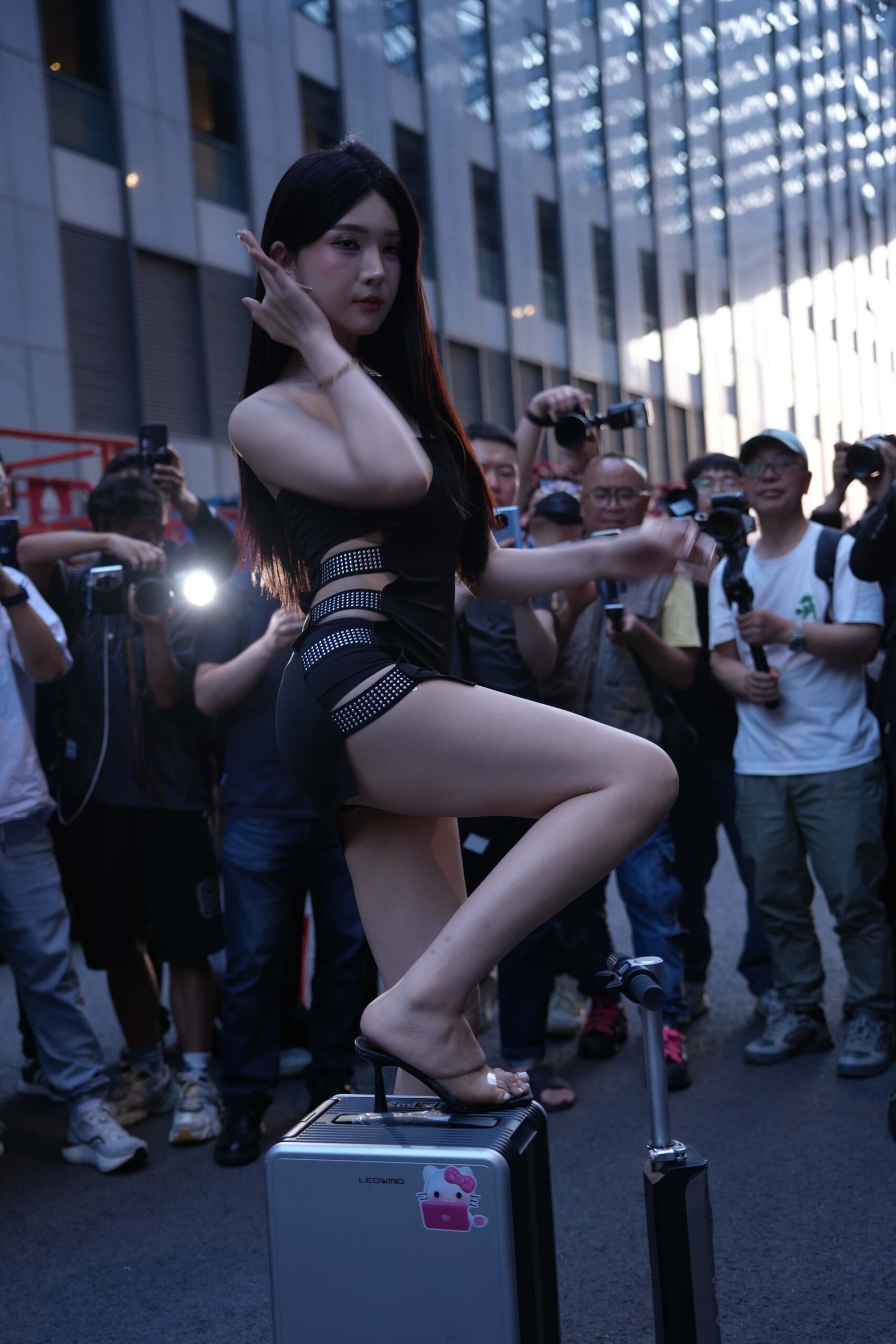 No.9085 性感车模妍熙 [86P26V-33.0GB]