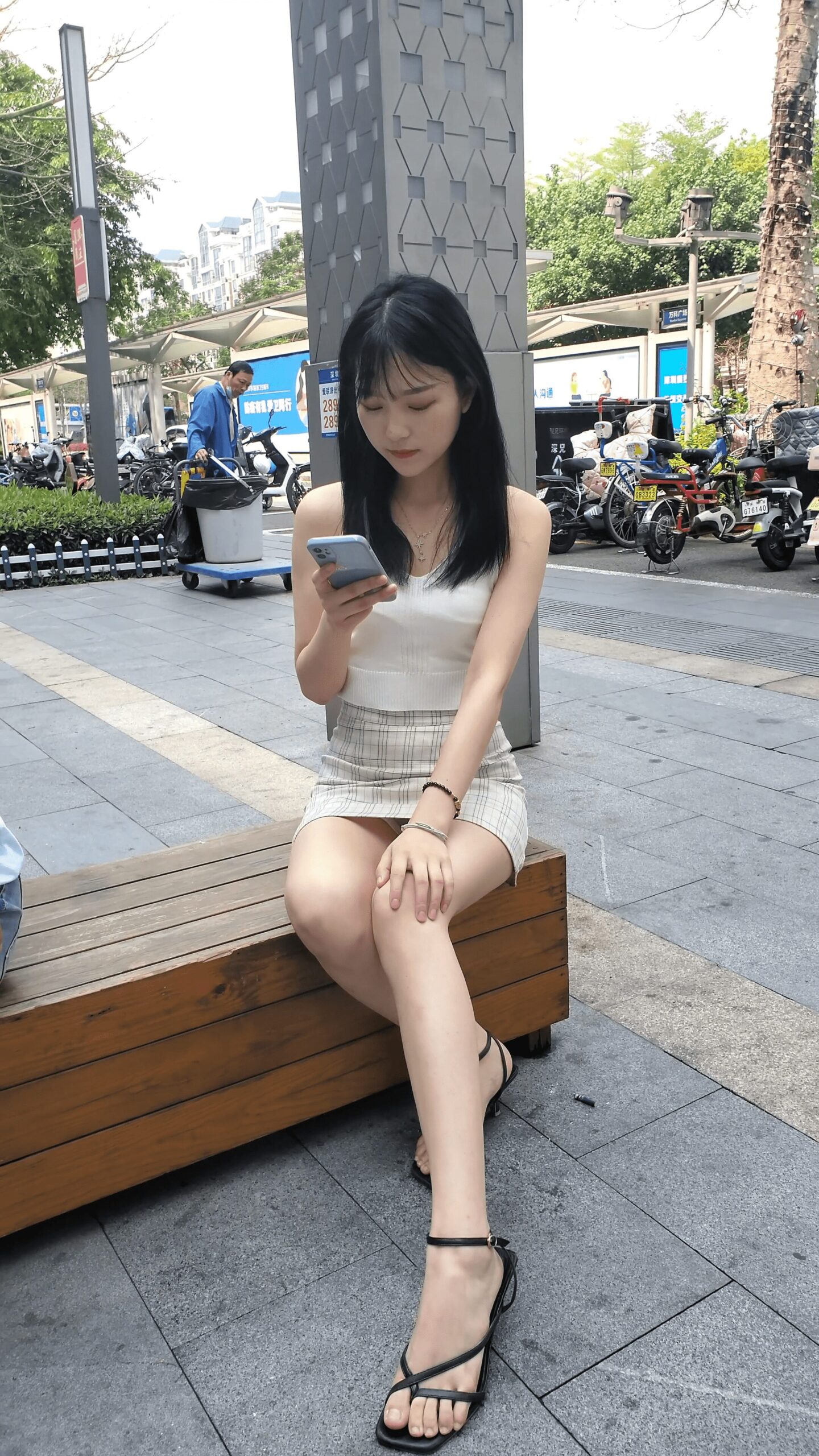 GS-V012  小仙女的凉高街拍美腿 【1V  1.43G】
