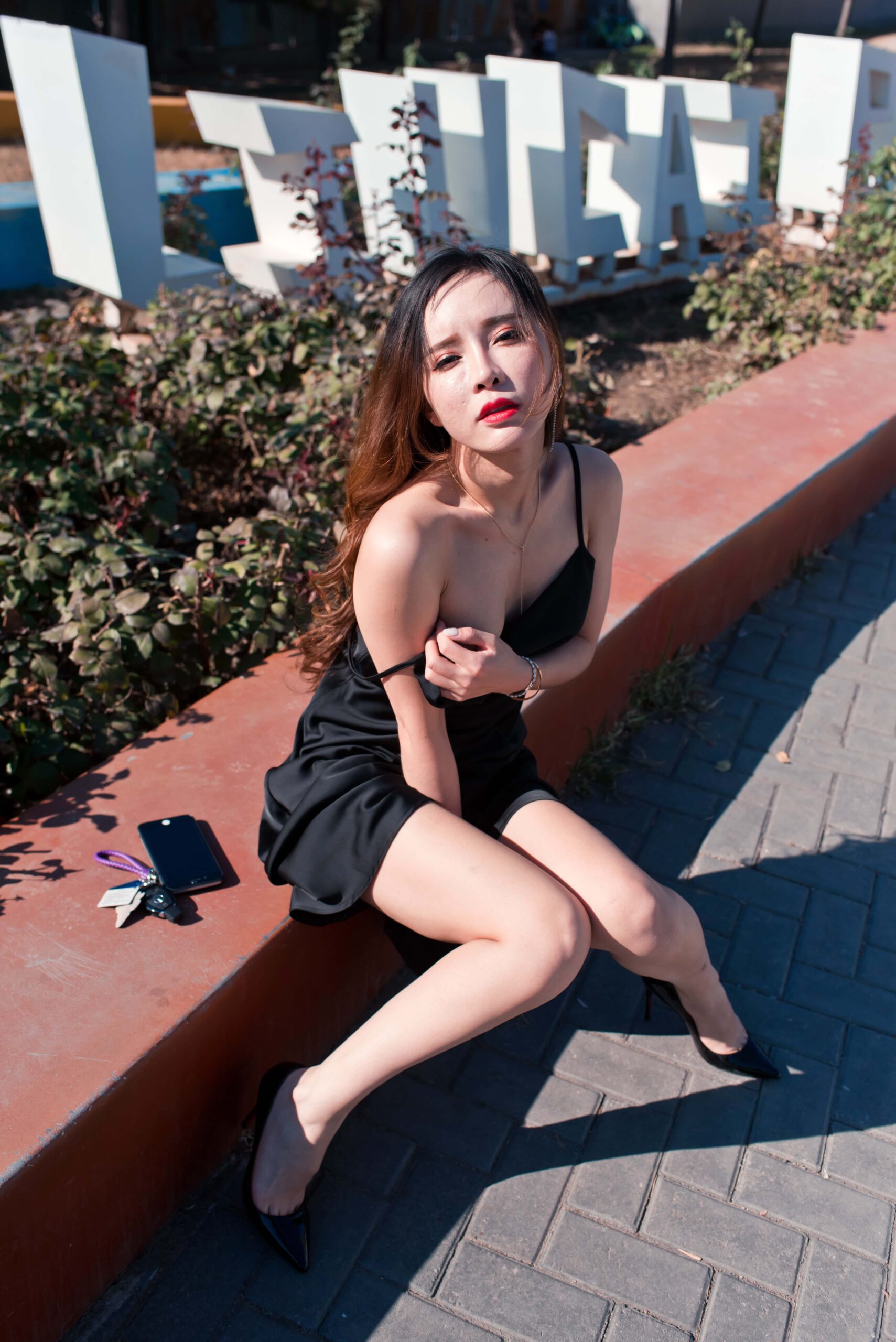 No.5149 御风街拍 网红艾小青在石榴公园的裸足和黑丝 [234P-1.49GB]